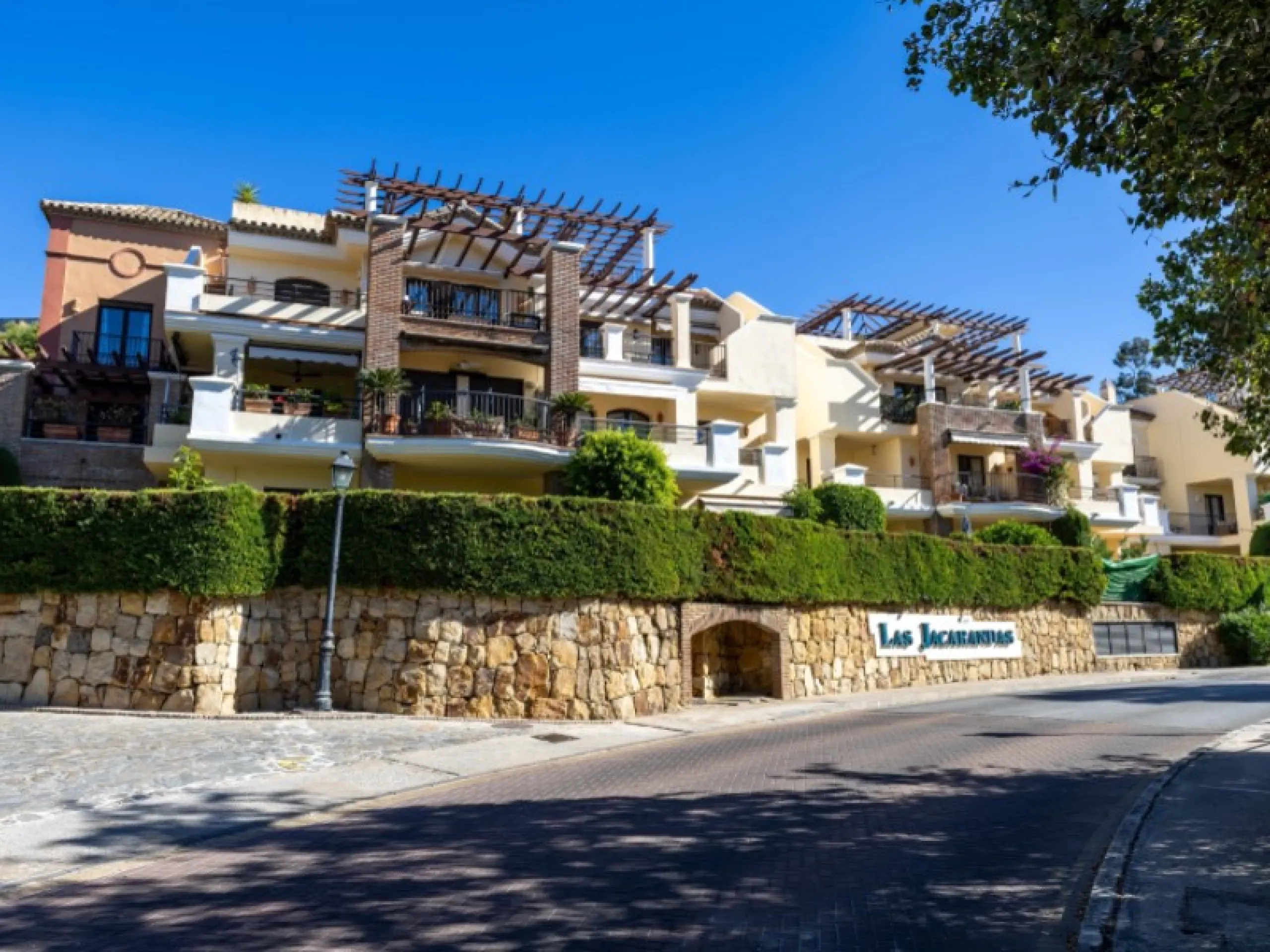 Welcome to Las Jacarandas, a beautifully fully renovated apartment located in the exclusive Los Arqueros urbanisation in Benahavís. Here you enjoy peace, comfort and luxury living, while still being perfectly connected to main roads and all nearby ameniti