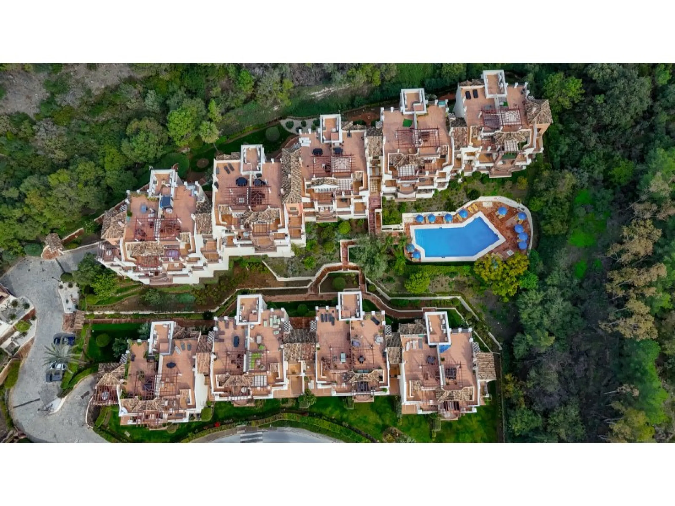 Welcome to Las Jacarandas, a beautifully fully renovated apartment located in the exclusive Los Arqueros urbanisation in Benahavís. Here you enjoy peace, comfort and luxury living, while still being perfectly connected to main roads and all nearby ameniti