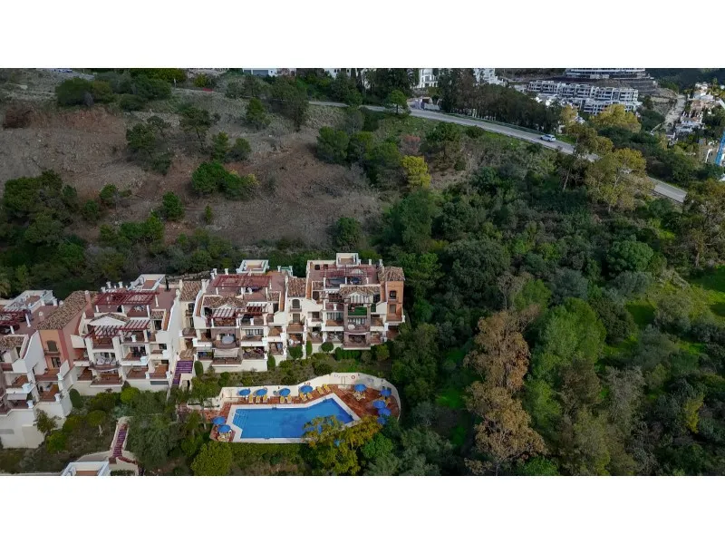 Welcome to Las Jacarandas, a beautifully fully renovated apartment located in the exclusive Los Arqueros urbanisation in Benahavís. Here you enjoy peace, comfort and luxury living, while still being perfectly connected to main roads and all nearby ameniti