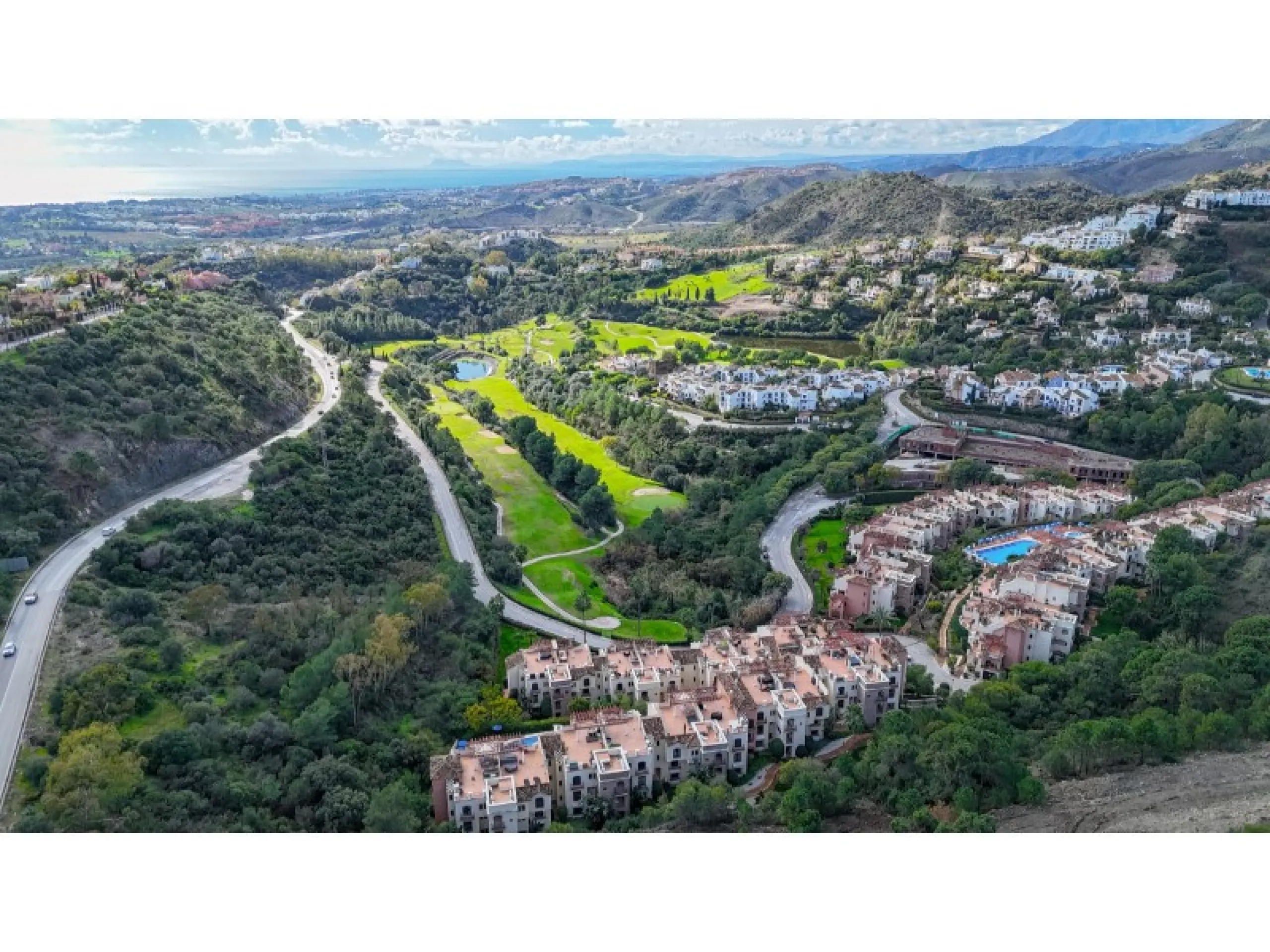 Welcome to Las Jacarandas, a beautifully fully renovated apartment located in the exclusive Los Arqueros urbanisation in Benahavís. Here you enjoy peace, comfort and luxury living, while still being perfectly connected to main roads and all nearby ameniti