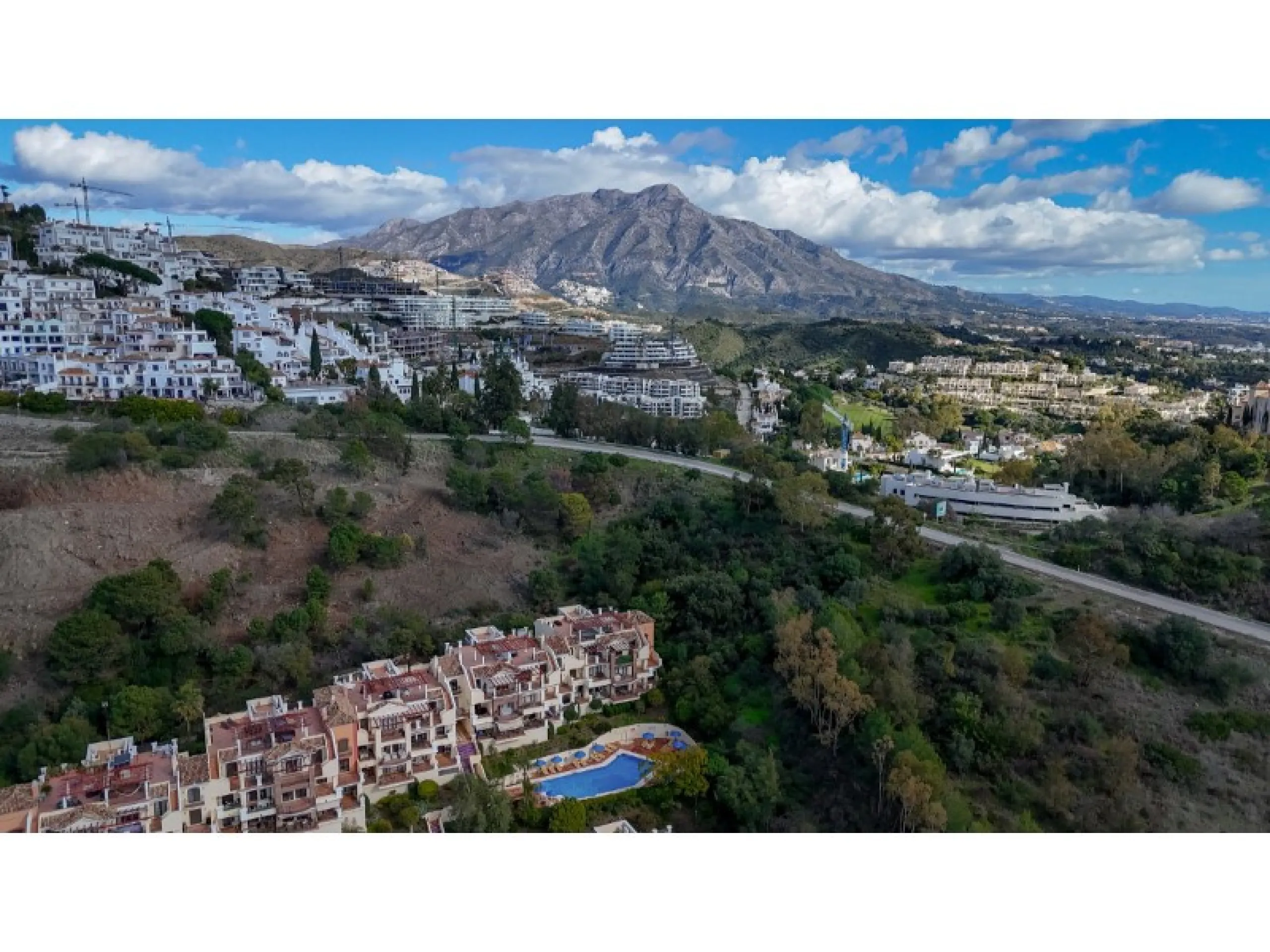Welcome to Las Jacarandas, a beautifully fully renovated apartment located in the exclusive Los Arqueros urbanisation in Benahavís. Here you enjoy peace, comfort and luxury living, while still being perfectly connected to main roads and all nearby ameniti