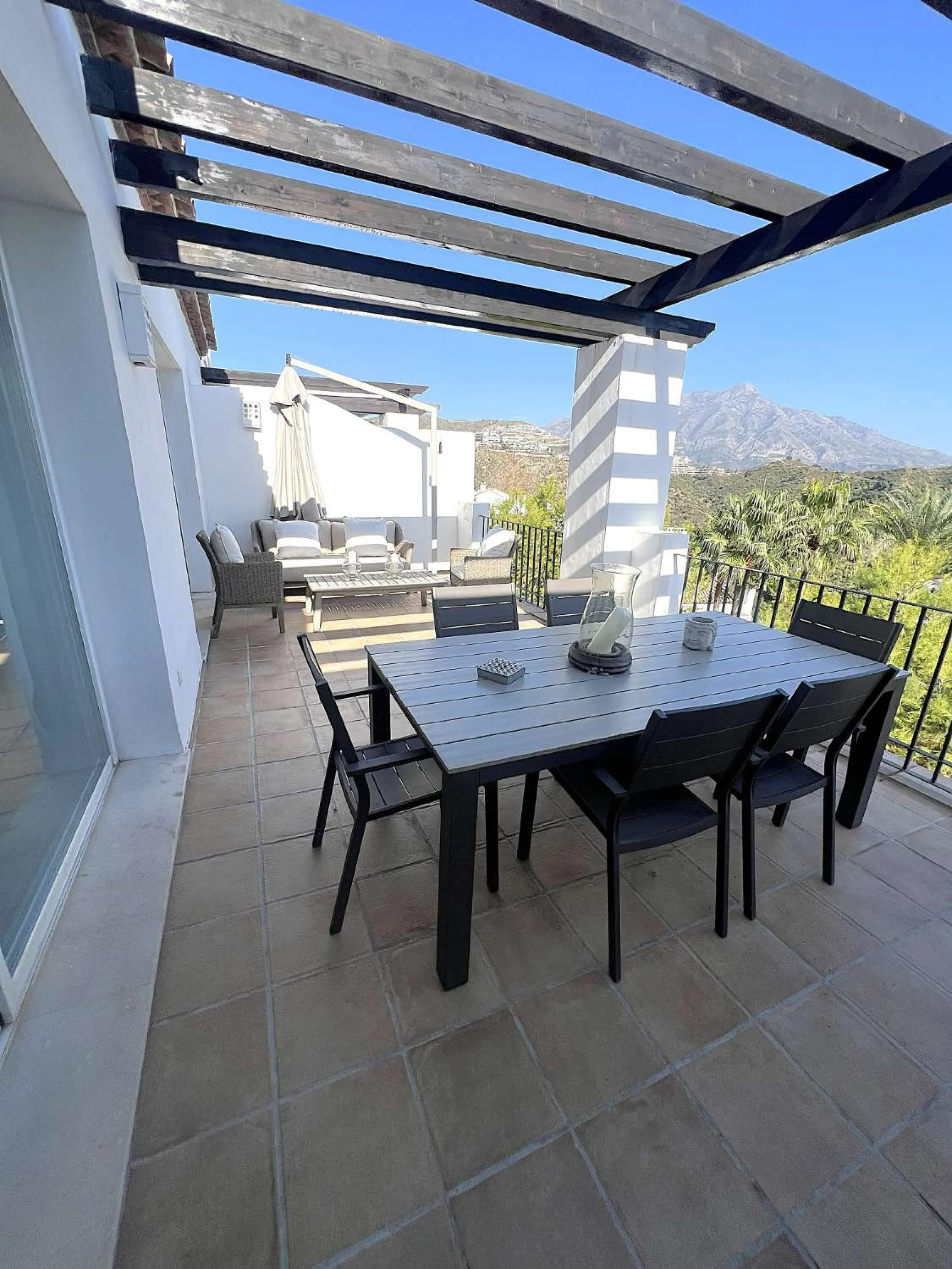 Discover your dream home in Marbella! This spectacular duplex penthouse in the Altos de la Quinta urbanization offers an unparalleled lifestyle. Spread over two floors, the ground floor features a welcoming entrance hall, a bright living room that opens o