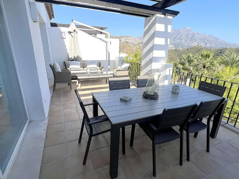 Discover your dream home in Marbella! This spectacular duplex penthouse in the Altos de la Quinta urbanization offers an unparalleled lifestyle. Spread over two floors, the ground floor features a welcoming entrance hall, a bright living room that opens o