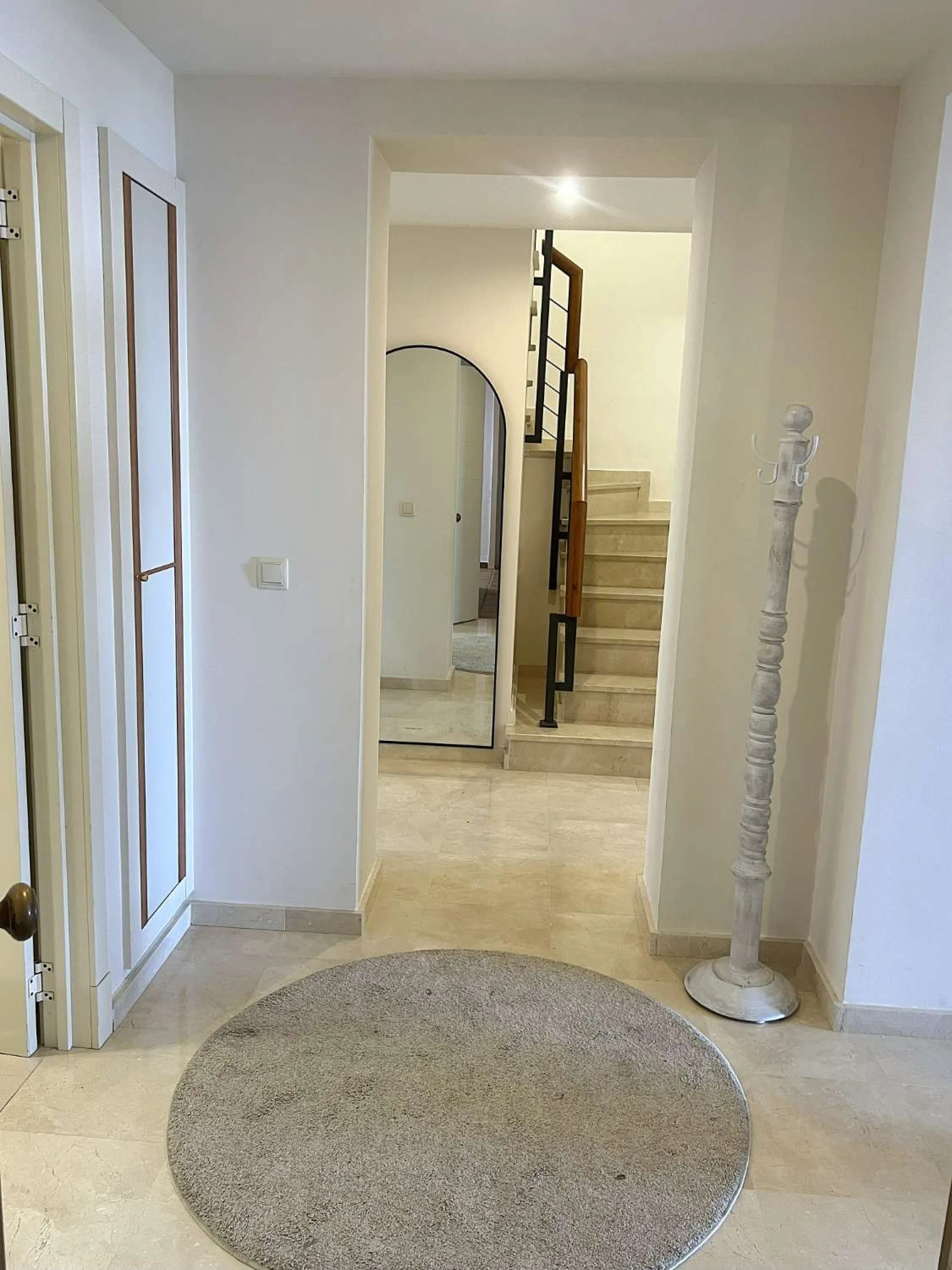 Discover your dream home in Marbella! This spectacular duplex penthouse in the Altos de la Quinta urbanization offers an unparalleled lifestyle. Spread over two floors, the ground floor features a welcoming entrance hall, a bright living room that opens o