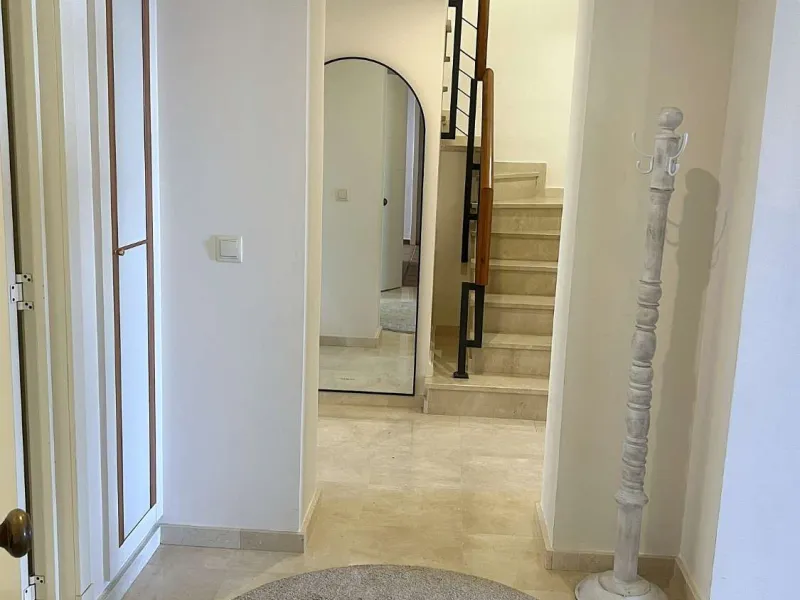 Discover your dream home in Marbella! This spectacular duplex penthouse in the Altos de la Quinta urbanization offers an unparalleled lifestyle. Spread over two floors, the ground floor features a welcoming entrance hall, a bright living room that opens o