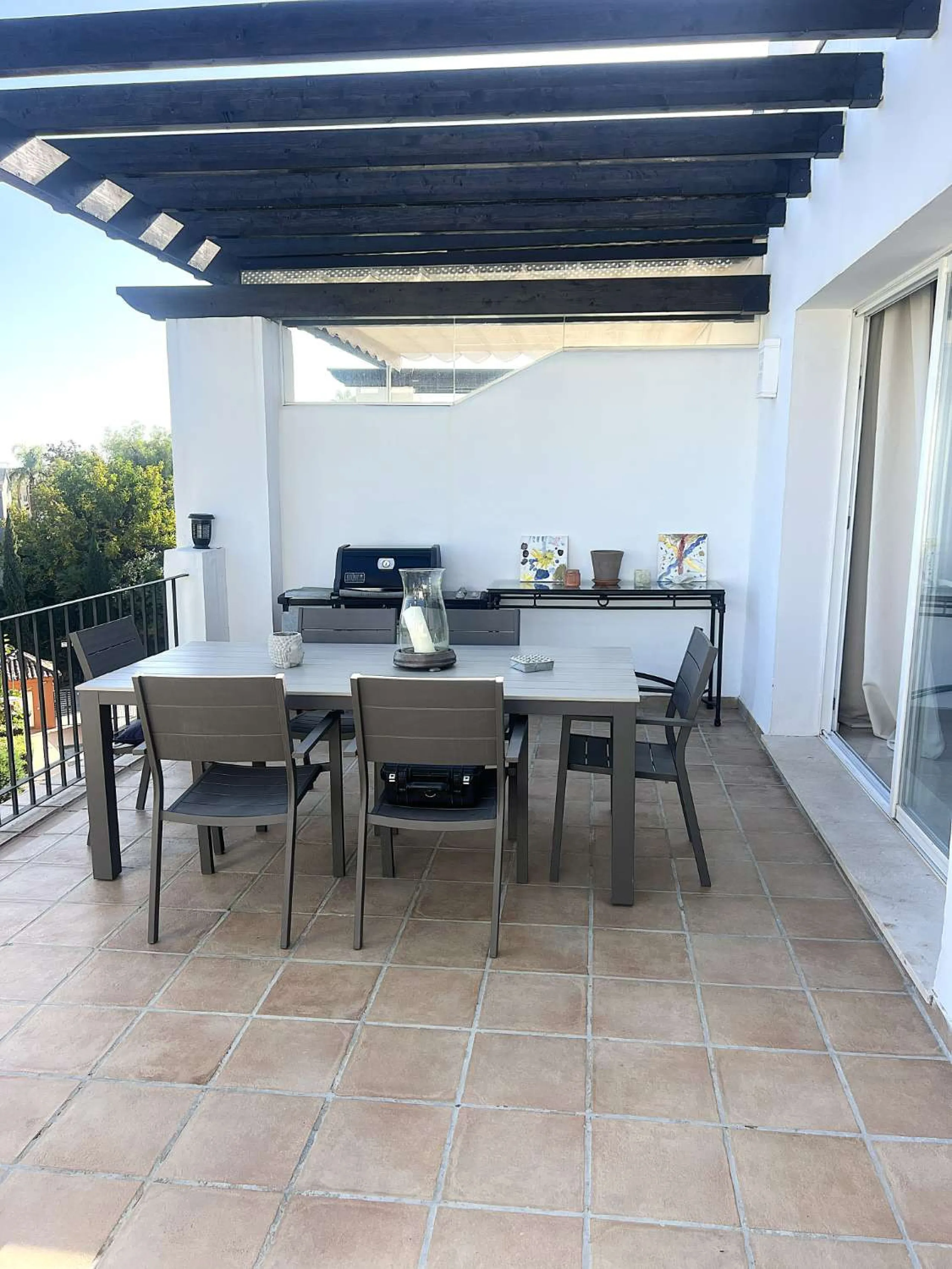 Discover your dream home in Marbella! This spectacular duplex penthouse in the Altos de la Quinta urbanization offers an unparalleled lifestyle. Spread over two floors, the ground floor features a welcoming entrance hall, a bright living room that opens o