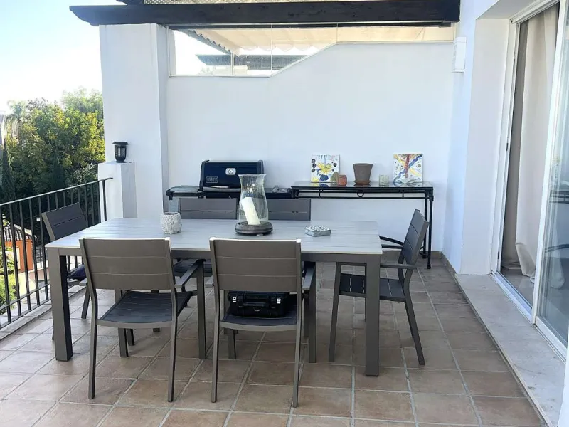 Discover your dream home in Marbella! This spectacular duplex penthouse in the Altos de la Quinta urbanization offers an unparalleled lifestyle. Spread over two floors, the ground floor features a welcoming entrance hall, a bright living room that opens o