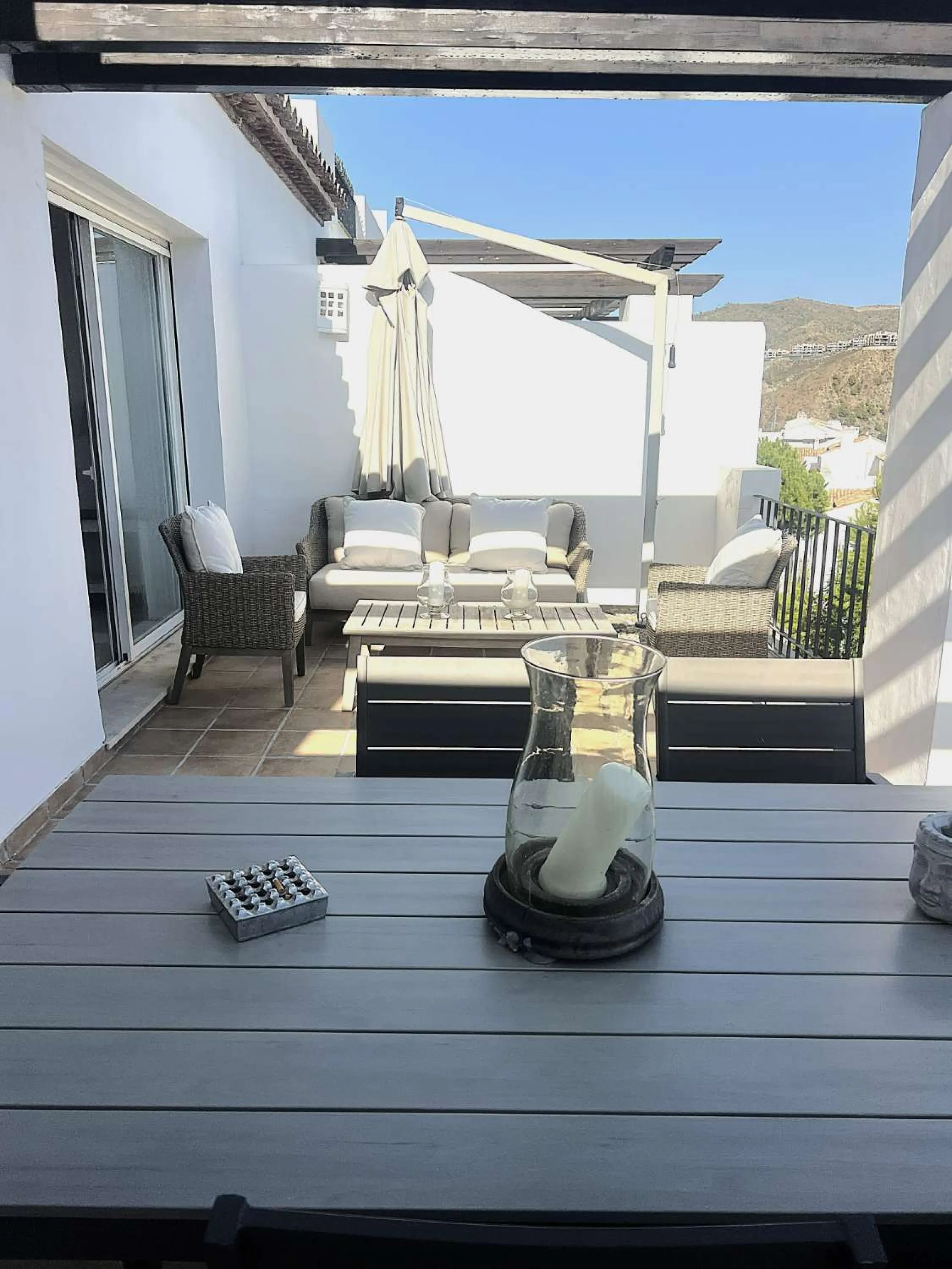 Discover your dream home in Marbella! This spectacular duplex penthouse in the Altos de la Quinta urbanization offers an unparalleled lifestyle. Spread over two floors, the ground floor features a welcoming entrance hall, a bright living room that opens o
