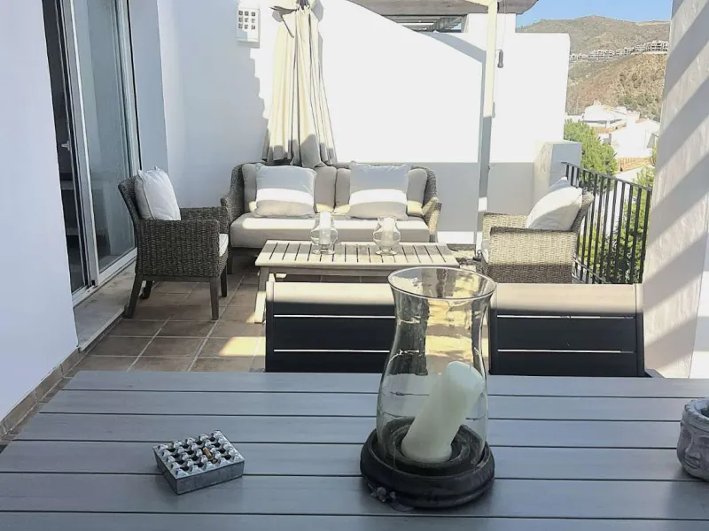 Discover your dream home in Marbella! This spectacular duplex penthouse in the Altos de la Quinta urbanization offers an unparalleled lifestyle. Spread over two floors, the ground floor features a welcoming entrance hall, a bright living room that opens o