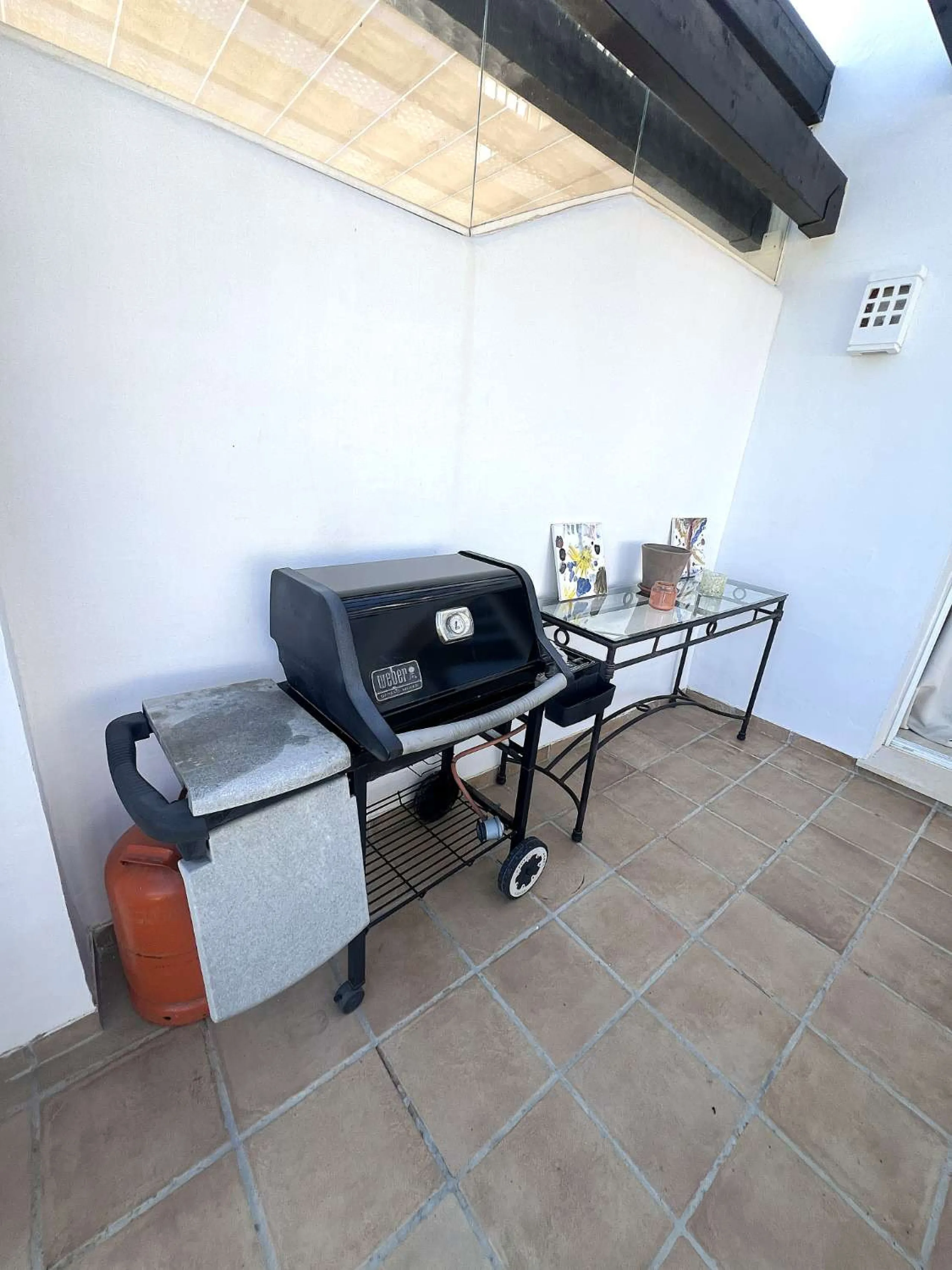 Discover your dream home in Marbella! This spectacular duplex penthouse in the Altos de la Quinta urbanization offers an unparalleled lifestyle. Spread over two floors, the ground floor features a welcoming entrance hall, a bright living room that opens o