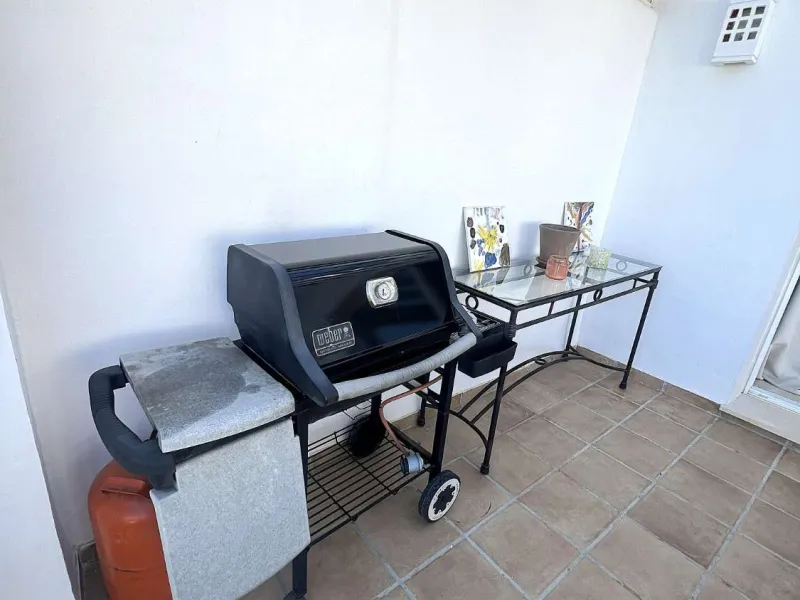 Discover your dream home in Marbella! This spectacular duplex penthouse in the Altos de la Quinta urbanization offers an unparalleled lifestyle. Spread over two floors, the ground floor features a welcoming entrance hall, a bright living room that opens o