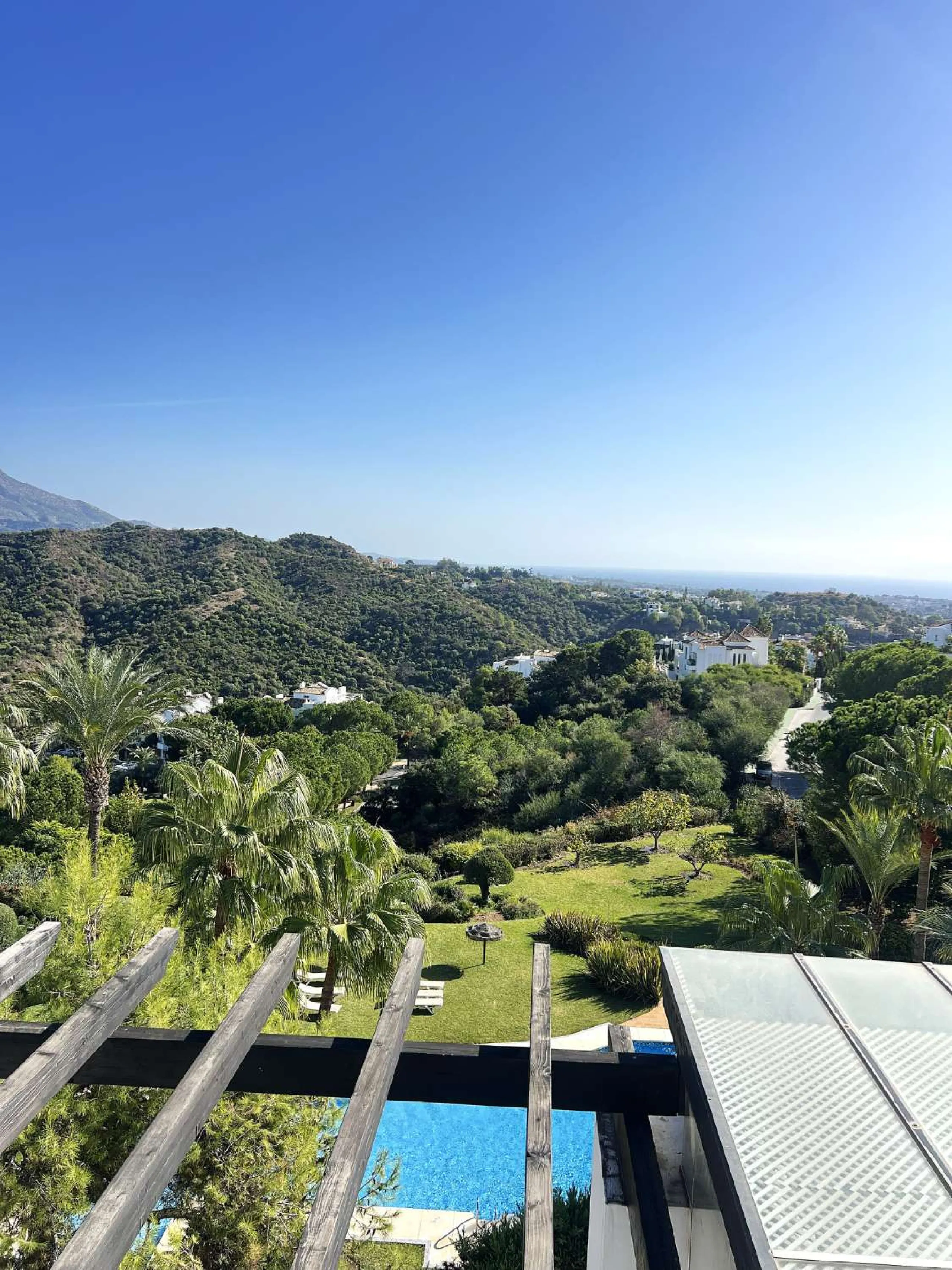 Discover your dream home in Marbella! This spectacular duplex penthouse in the Altos de la Quinta urbanization offers an unparalleled lifestyle. Spread over two floors, the ground floor features a welcoming entrance hall, a bright living room that opens o