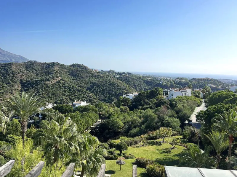 Discover your dream home in Marbella! This spectacular duplex penthouse in the Altos de la Quinta urbanization offers an unparalleled lifestyle. Spread over two floors, the ground floor features a welcoming entrance hall, a bright living room that opens o