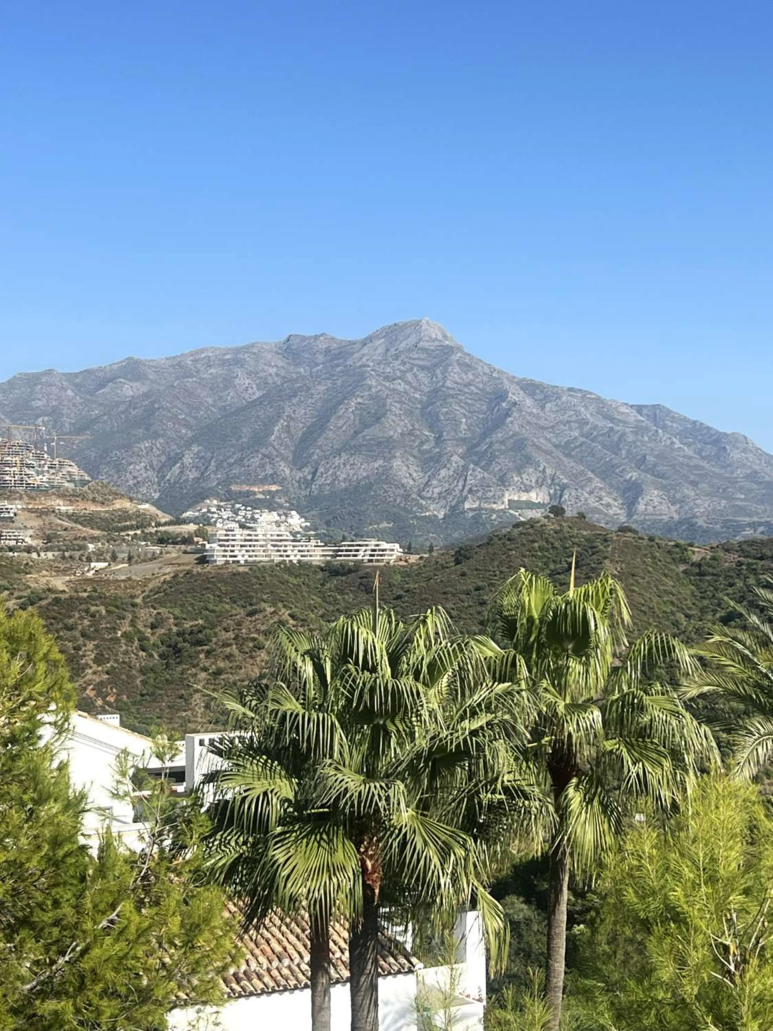 Discover your dream home in Marbella! This spectacular duplex penthouse in the Altos de la Quinta urbanization offers an unparalleled lifestyle. Spread over two floors, the ground floor features a welcoming entrance hall, a bright living room that opens o