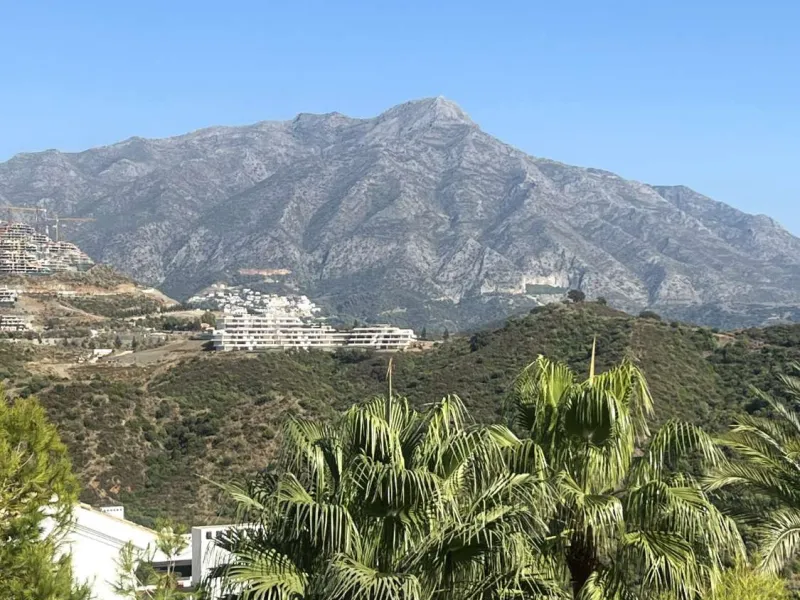 Discover your dream home in Marbella! This spectacular duplex penthouse in the Altos de la Quinta urbanization offers an unparalleled lifestyle. Spread over two floors, the ground floor features a welcoming entrance hall, a bright living room that opens o