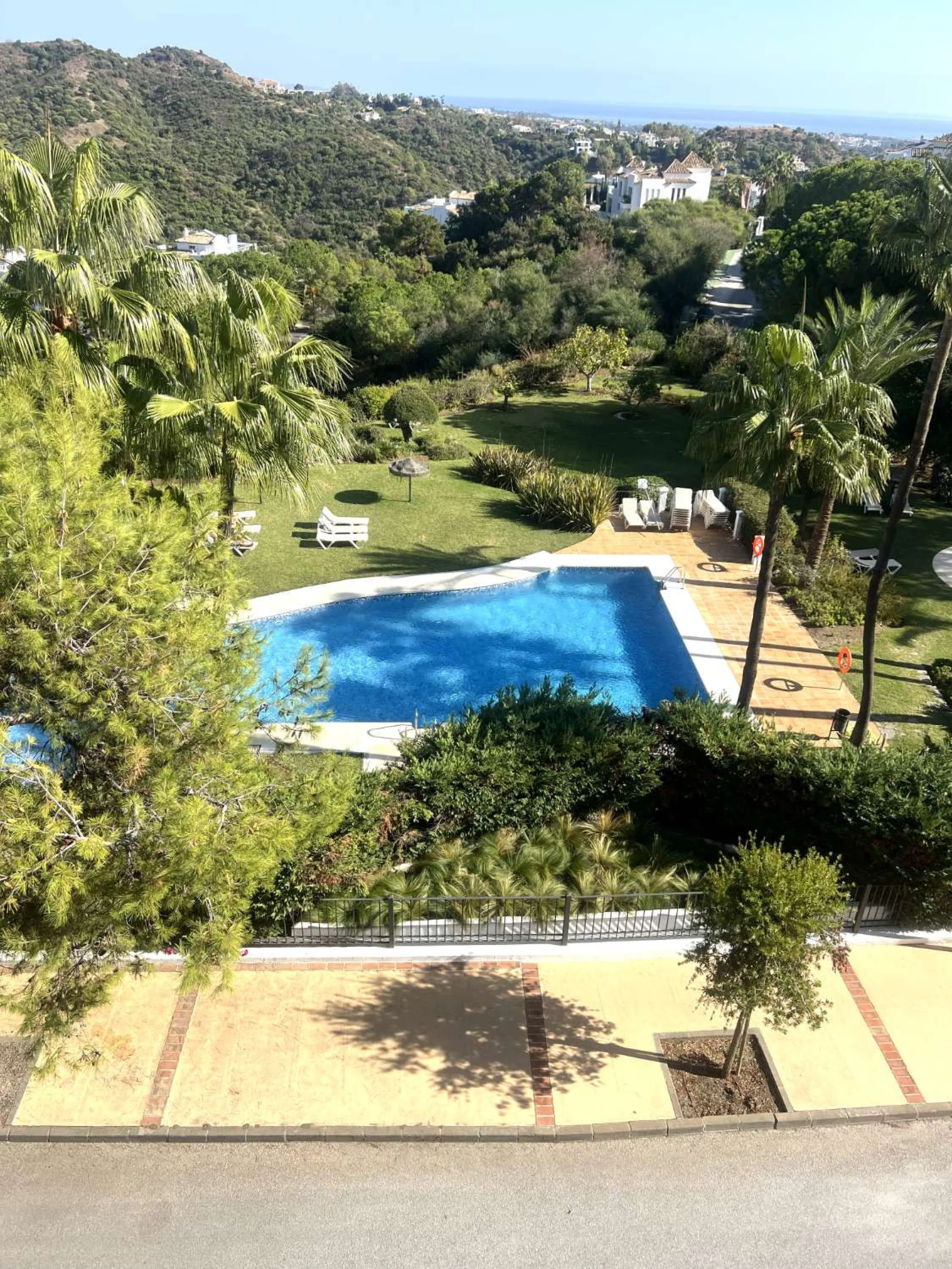 Discover your dream home in Marbella! This spectacular duplex penthouse in the Altos de la Quinta urbanization offers an unparalleled lifestyle. Spread over two floors, the ground floor features a welcoming entrance hall, a bright living room that opens o