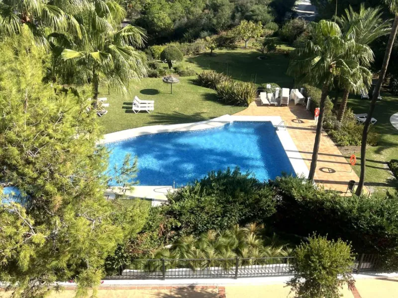 Discover your dream home in Marbella! This spectacular duplex penthouse in the Altos de la Quinta urbanization offers an unparalleled lifestyle. Spread over two floors, the ground floor features a welcoming entrance hall, a bright living room that opens o