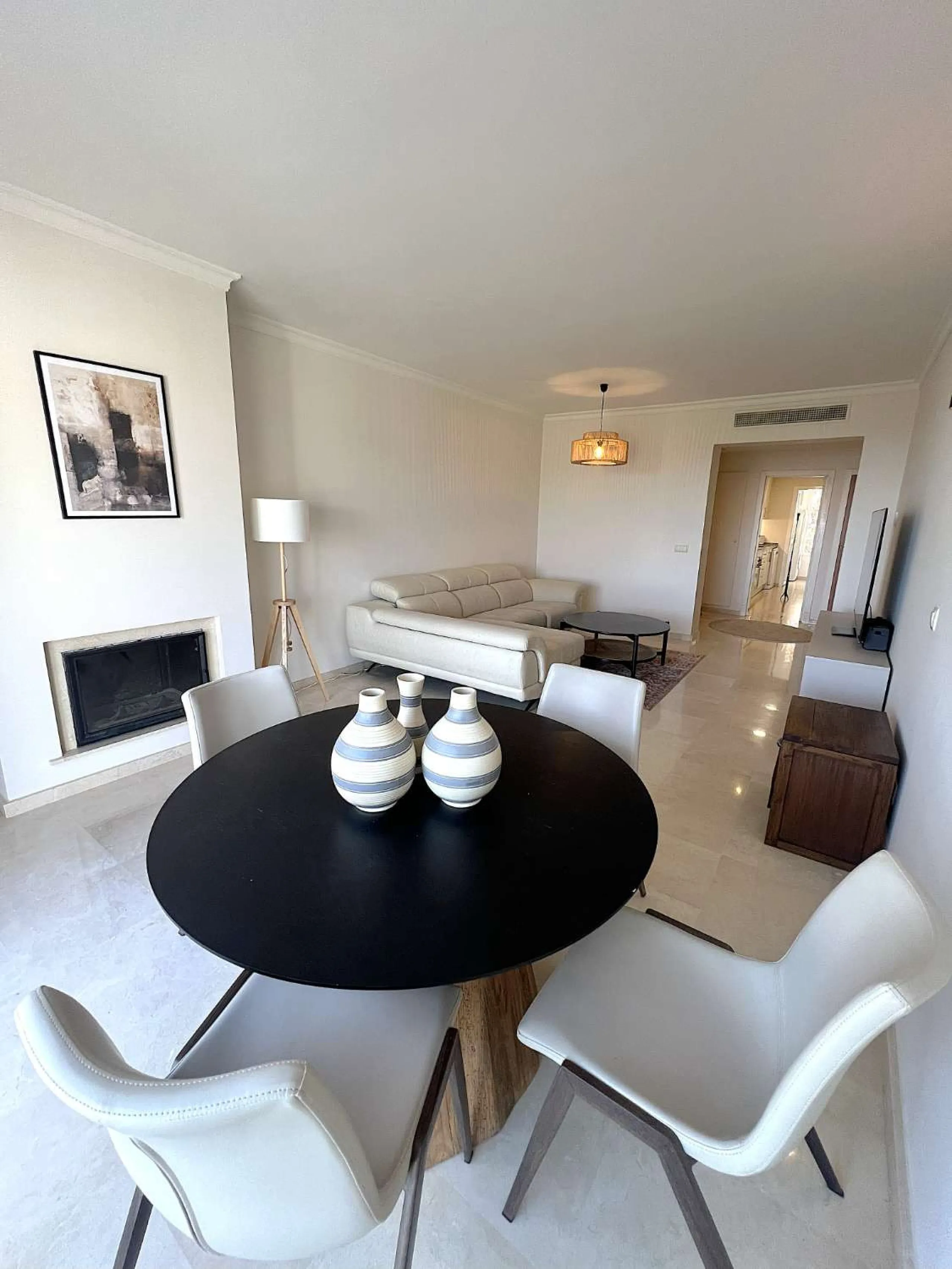 Discover your dream home in Marbella! This spectacular duplex penthouse in the Altos de la Quinta urbanization offers an unparalleled lifestyle. Spread over two floors, the ground floor features a welcoming entrance hall, a bright living room that opens o