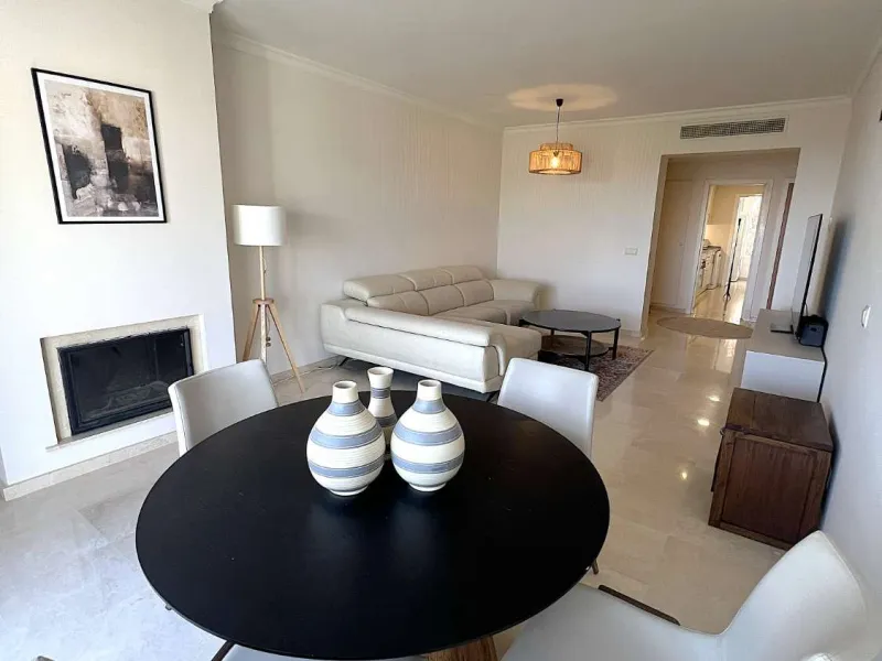 Discover your dream home in Marbella! This spectacular duplex penthouse in the Altos de la Quinta urbanization offers an unparalleled lifestyle. Spread over two floors, the ground floor features a welcoming entrance hall, a bright living room that opens o
