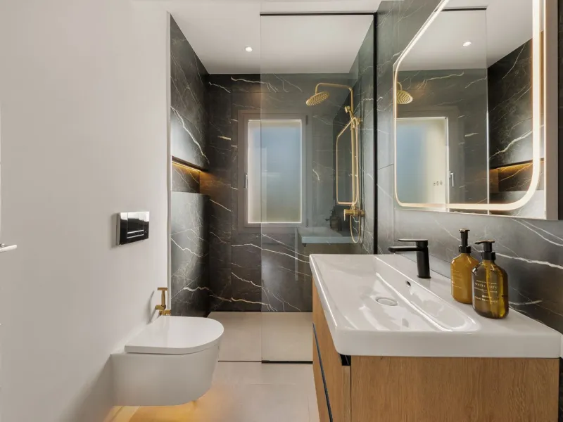 Stylish Renovated Apartment with Sea & Mountain Views