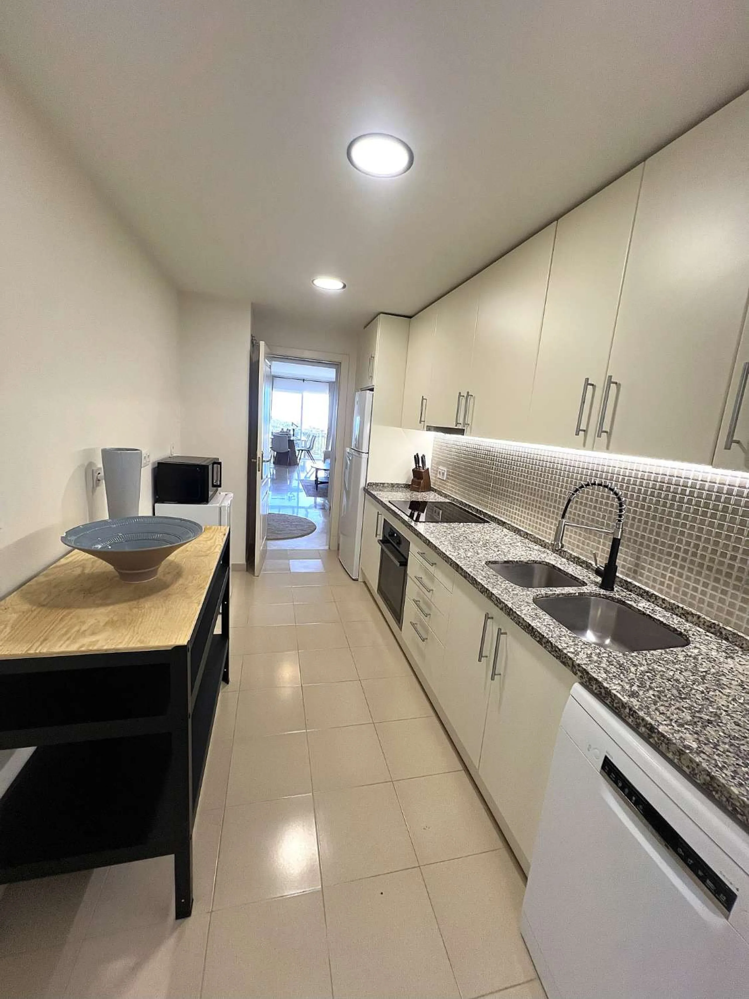Discover your dream home in Marbella! This spectacular duplex penthouse in the Altos de la Quinta urbanization offers an unparalleled lifestyle. Spread over two floors, the ground floor features a welcoming entrance hall, a bright living room that opens o