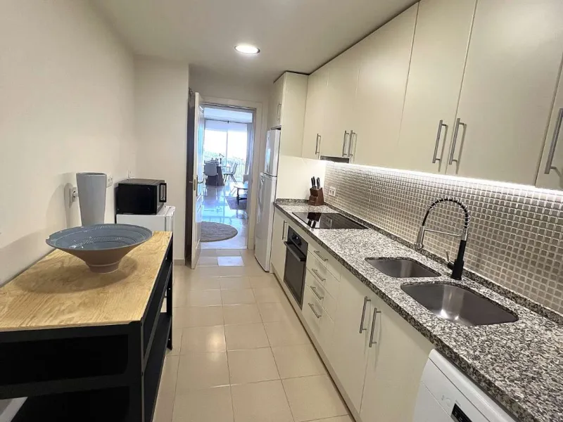 Discover your dream home in Marbella! This spectacular duplex penthouse in the Altos de la Quinta urbanization offers an unparalleled lifestyle. Spread over two floors, the ground floor features a welcoming entrance hall, a bright living room that opens o