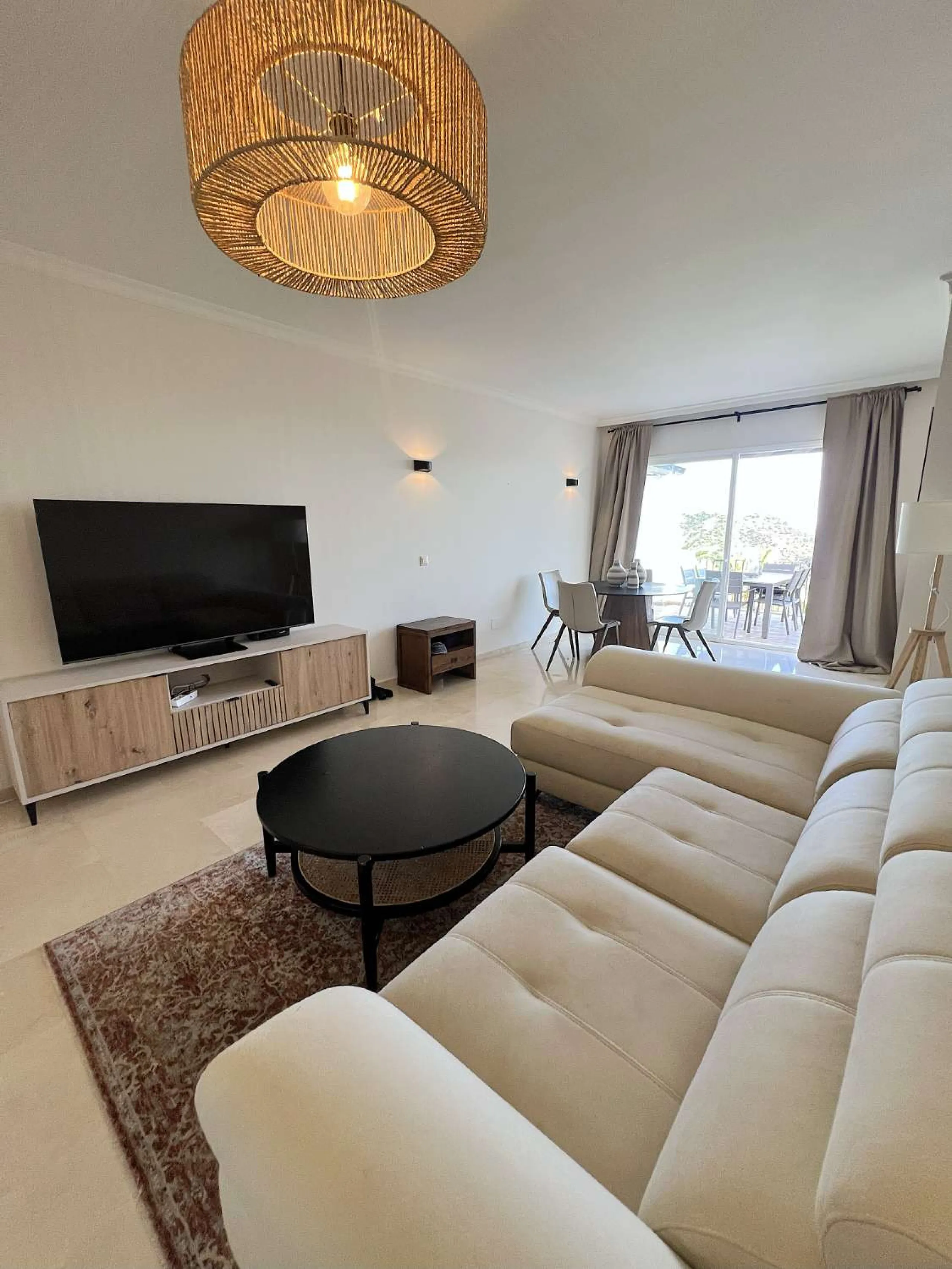 Discover your dream home in Marbella! This spectacular duplex penthouse in the Altos de la Quinta urbanization offers an unparalleled lifestyle. Spread over two floors, the ground floor features a welcoming entrance hall, a bright living room that opens o