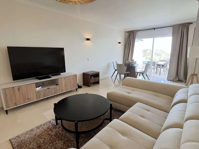 Discover your dream home in Marbella! This spectacular duplex penthouse in the Altos de la Quinta urbanization offers an unparalleled lifestyle. Spread over two floors, the ground floor features a welcoming entrance hall, a bright living room that opens o