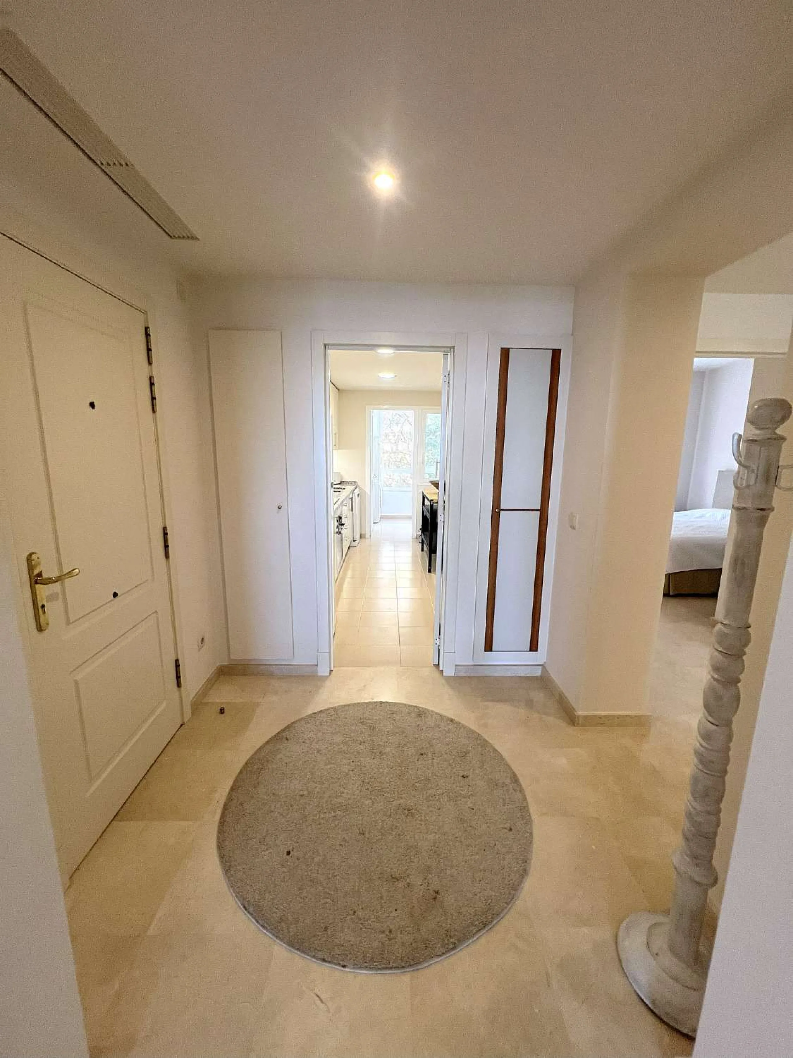 Discover your dream home in Marbella! This spectacular duplex penthouse in the Altos de la Quinta urbanization offers an unparalleled lifestyle. Spread over two floors, the ground floor features a welcoming entrance hall, a bright living room that opens o