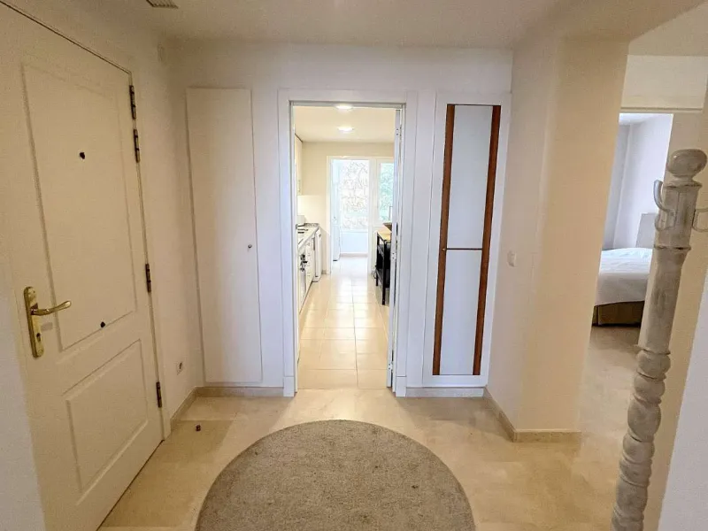 Discover your dream home in Marbella! This spectacular duplex penthouse in the Altos de la Quinta urbanization offers an unparalleled lifestyle. Spread over two floors, the ground floor features a welcoming entrance hall, a bright living room that opens o