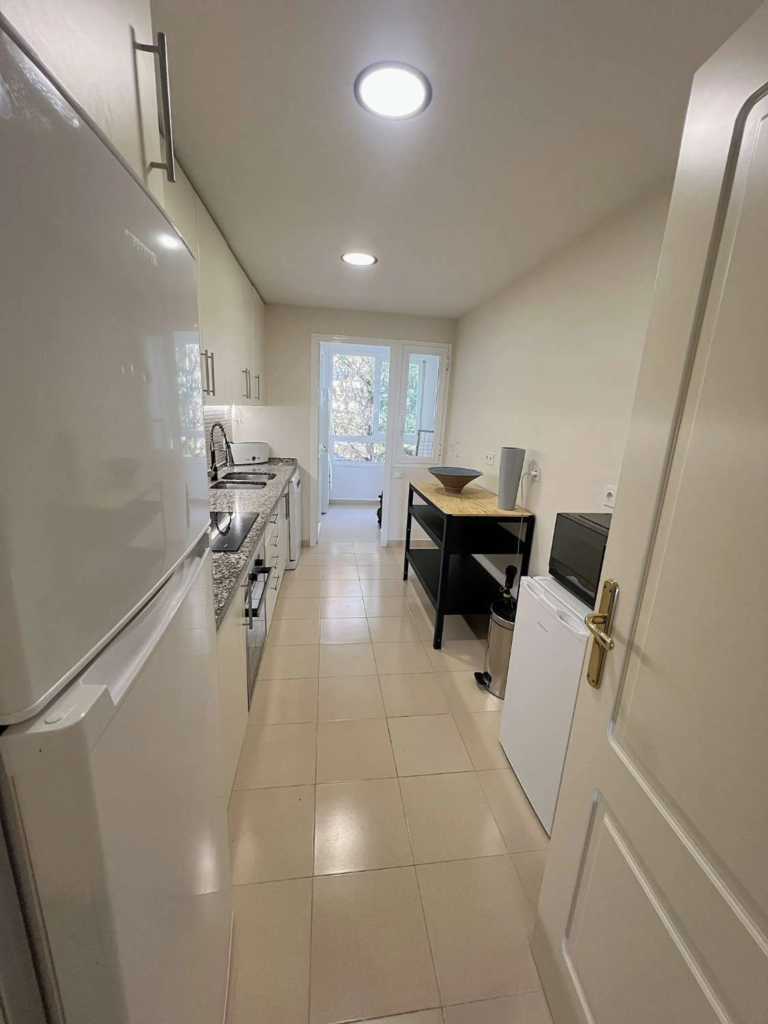 Discover your dream home in Marbella! This spectacular duplex penthouse in the Altos de la Quinta urbanization offers an unparalleled lifestyle. Spread over two floors, the ground floor features a welcoming entrance hall, a bright living room that opens o