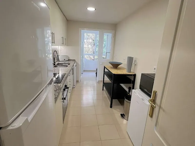 Discover your dream home in Marbella! This spectacular duplex penthouse in the Altos de la Quinta urbanization offers an unparalleled lifestyle. Spread over two floors, the ground floor features a welcoming entrance hall, a bright living room that opens o