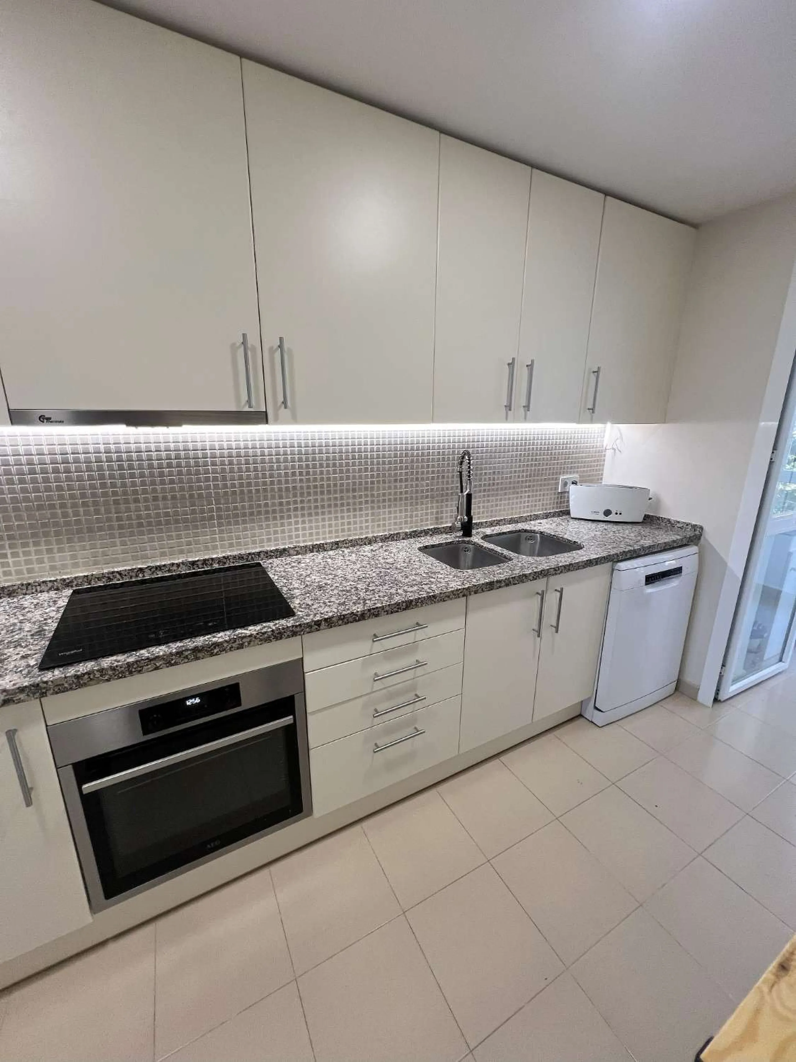 Discover your dream home in Marbella! This spectacular duplex penthouse in the Altos de la Quinta urbanization offers an unparalleled lifestyle. Spread over two floors, the ground floor features a welcoming entrance hall, a bright living room that opens o
