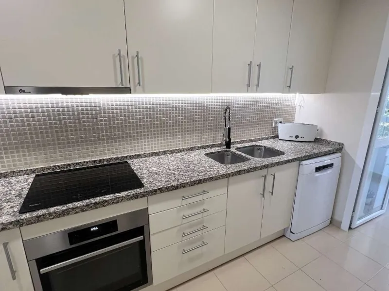 Discover your dream home in Marbella! This spectacular duplex penthouse in the Altos de la Quinta urbanization offers an unparalleled lifestyle. Spread over two floors, the ground floor features a welcoming entrance hall, a bright living room that opens o