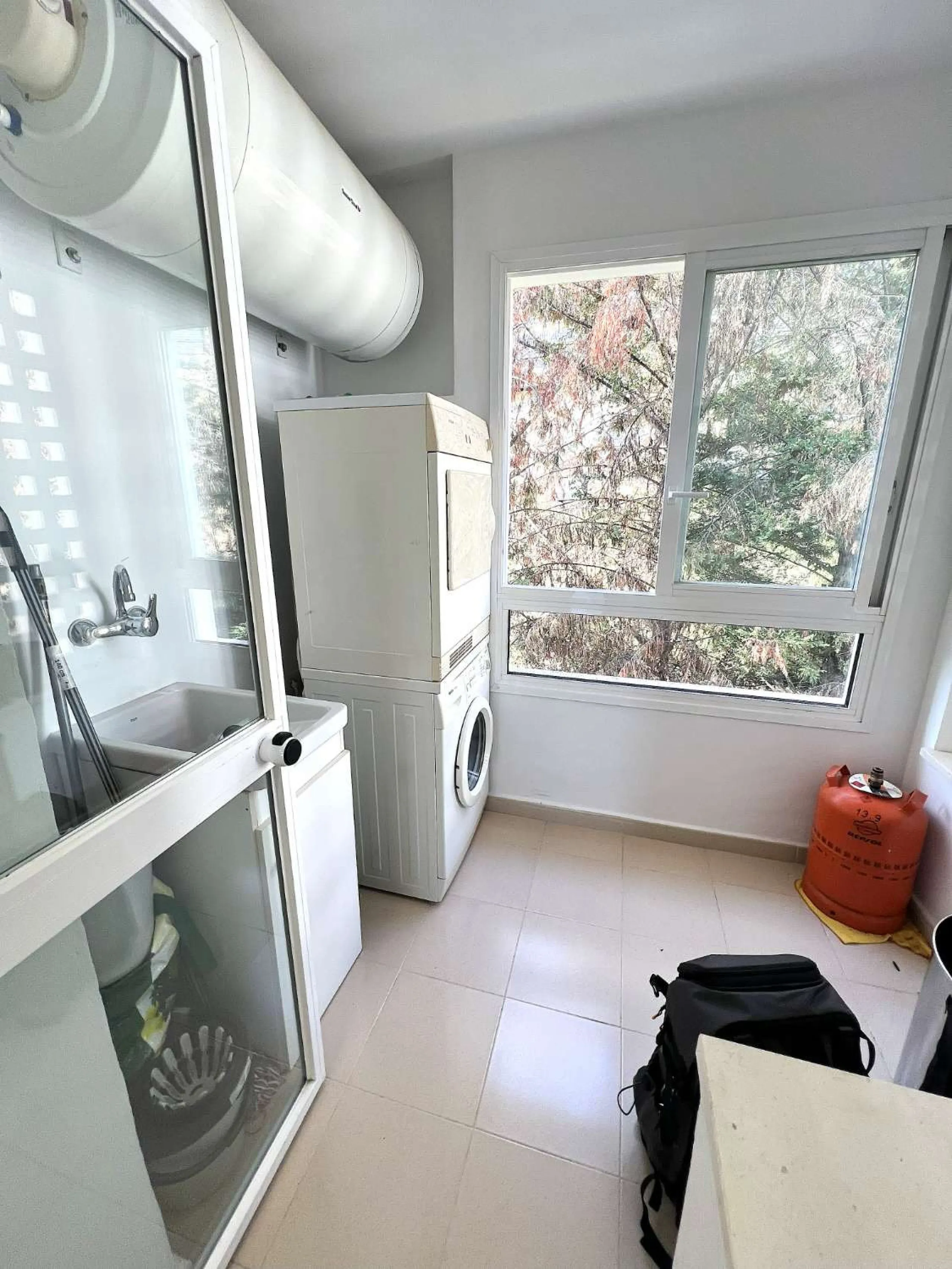 Discover your dream home in Marbella! This spectacular duplex penthouse in the Altos de la Quinta urbanization offers an unparalleled lifestyle. Spread over two floors, the ground floor features a welcoming entrance hall, a bright living room that opens o
