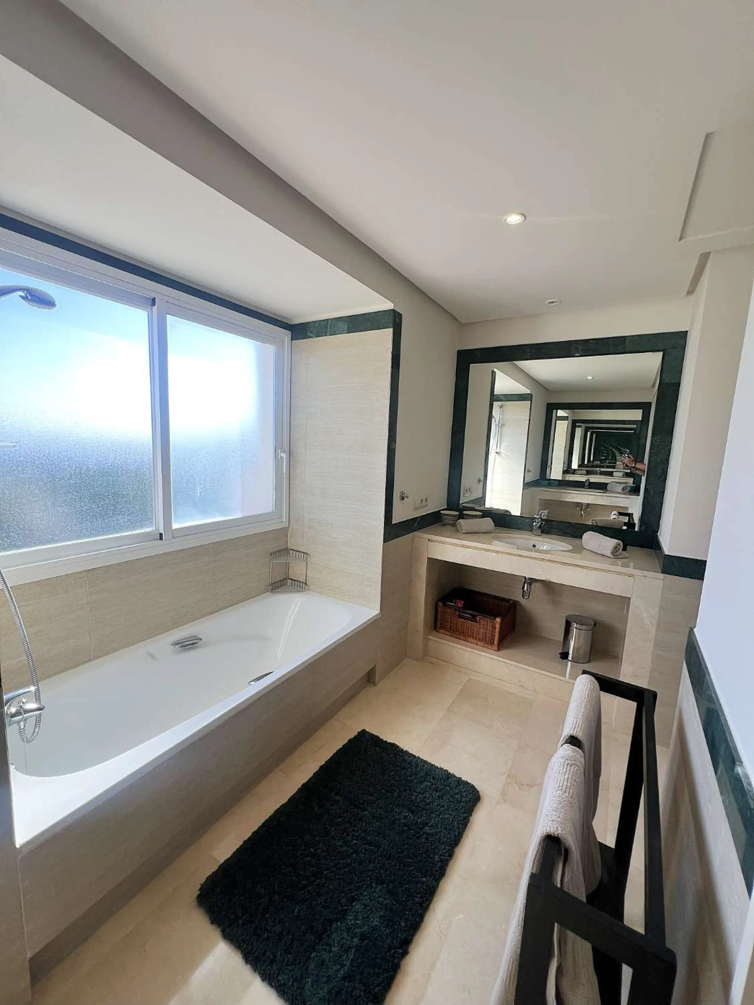 Discover your dream home in Marbella! This spectacular duplex penthouse in the Altos de la Quinta urbanization offers an unparalleled lifestyle. Spread over two floors, the ground floor features a welcoming entrance hall, a bright living room that opens o