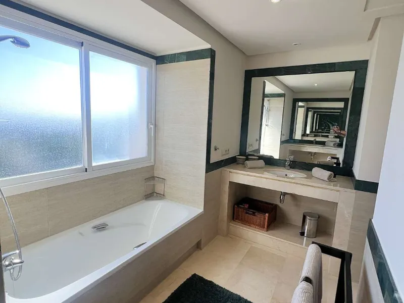 Discover your dream home in Marbella! This spectacular duplex penthouse in the Altos de la Quinta urbanization offers an unparalleled lifestyle. Spread over two floors, the ground floor features a welcoming entrance hall, a bright living room that opens o