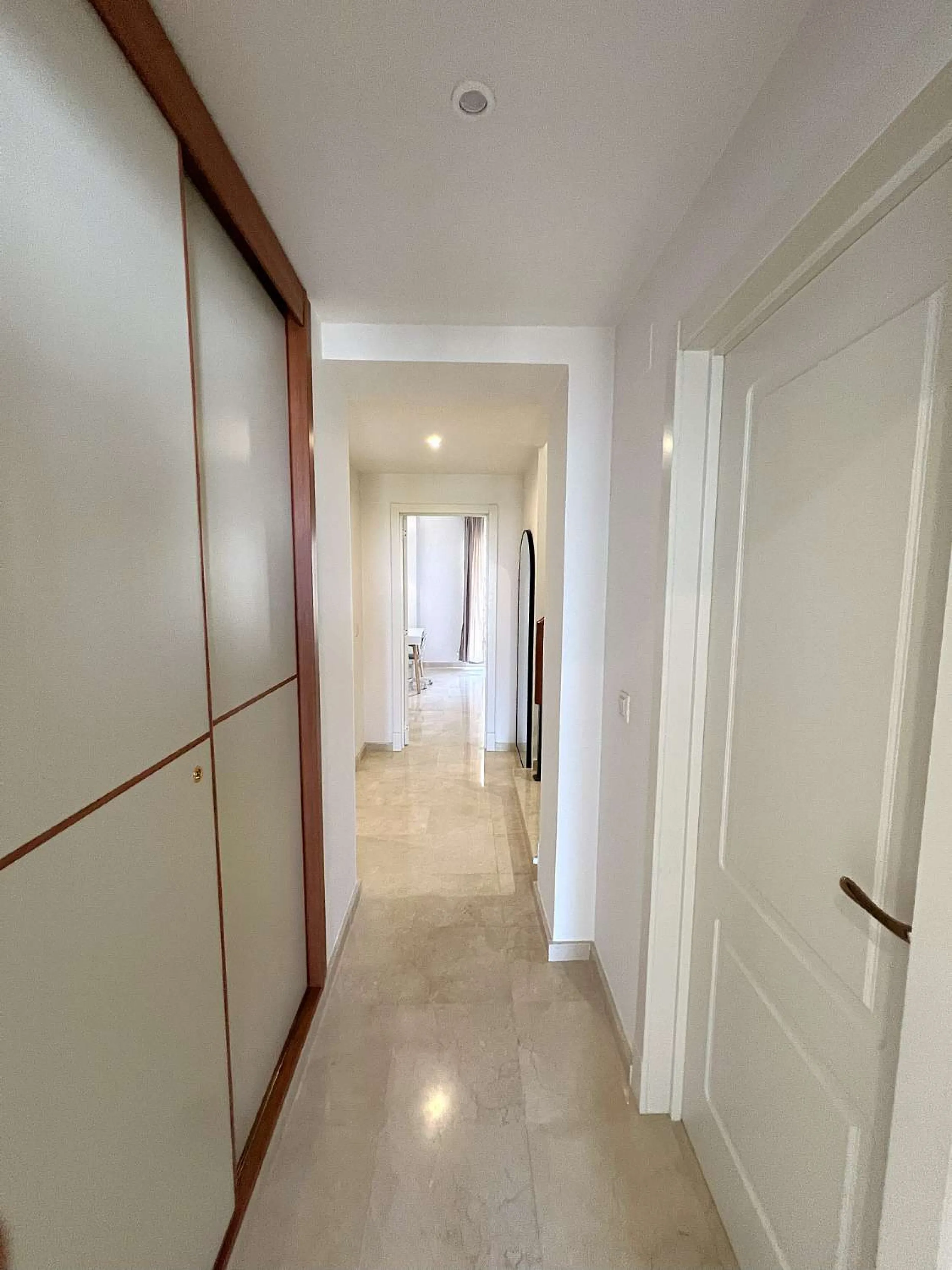 Discover your dream home in Marbella! This spectacular duplex penthouse in the Altos de la Quinta urbanization offers an unparalleled lifestyle. Spread over two floors, the ground floor features a welcoming entrance hall, a bright living room that opens o