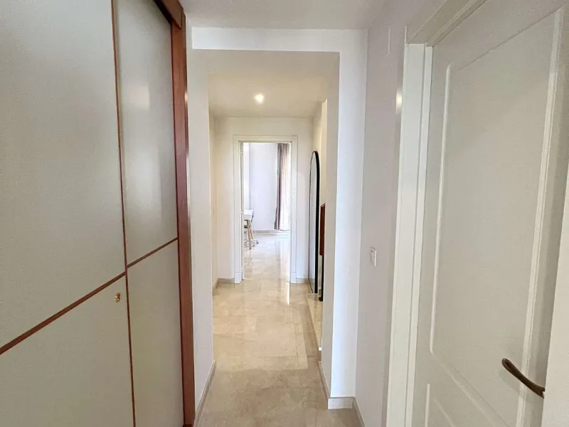 Discover your dream home in Marbella! This spectacular duplex penthouse in the Altos de la Quinta urbanization offers an unparalleled lifestyle. Spread over two floors, the ground floor features a welcoming entrance hall, a bright living room that opens o
