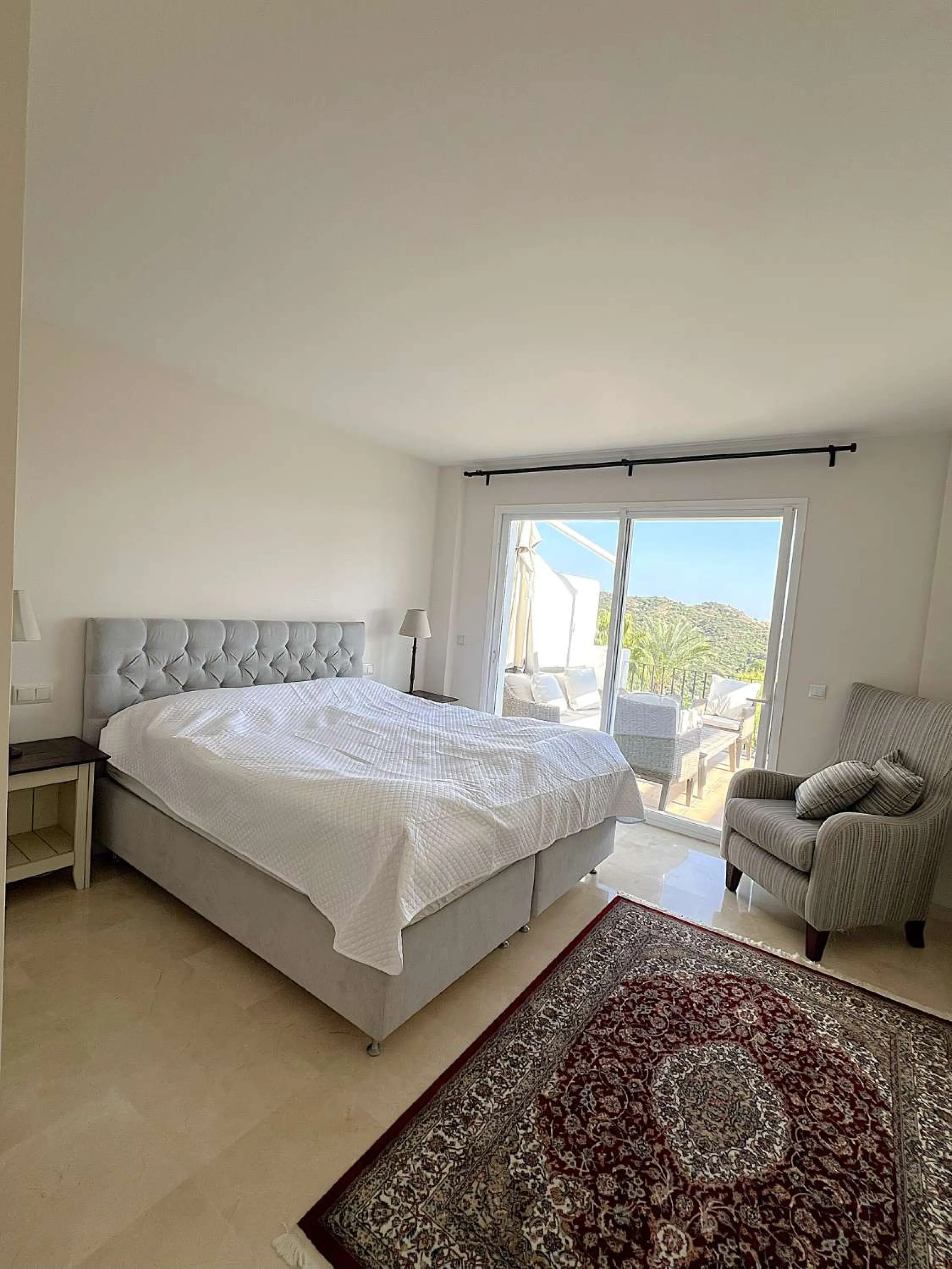 Discover your dream home in Marbella! This spectacular duplex penthouse in the Altos de la Quinta urbanization offers an unparalleled lifestyle. Spread over two floors, the ground floor features a welcoming entrance hall, a bright living room that opens o