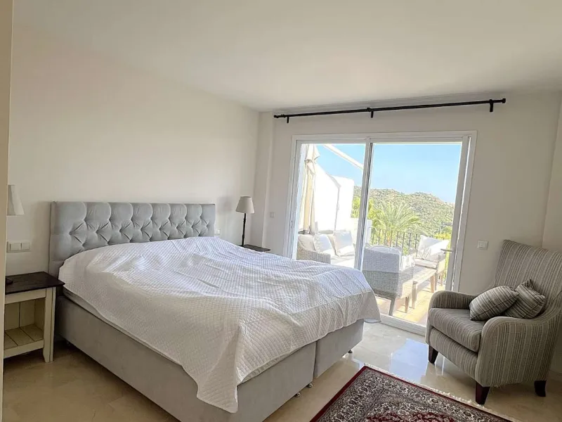 Discover your dream home in Marbella! This spectacular duplex penthouse in the Altos de la Quinta urbanization offers an unparalleled lifestyle. Spread over two floors, the ground floor features a welcoming entrance hall, a bright living room that opens o