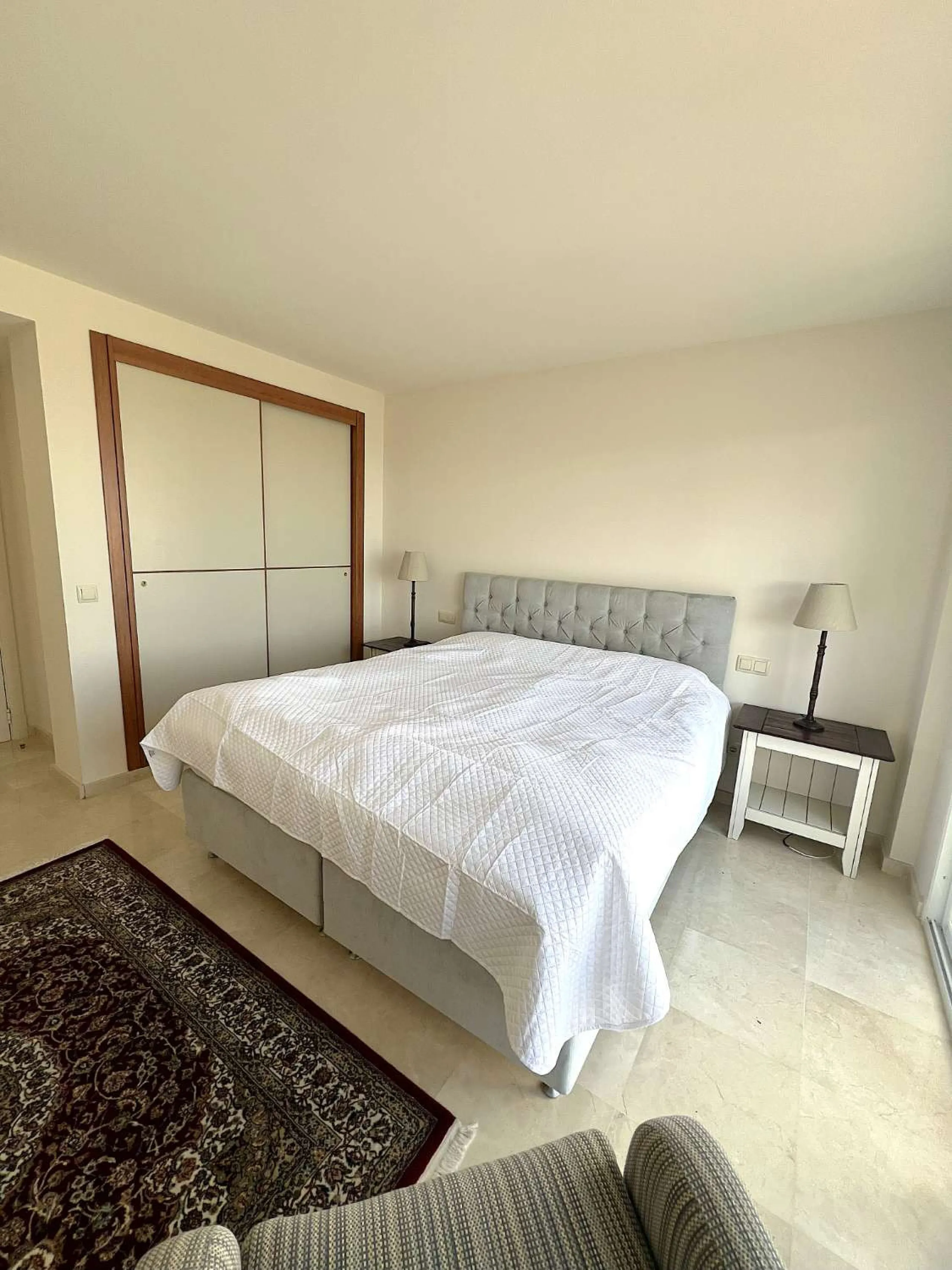 Discover your dream home in Marbella! This spectacular duplex penthouse in the Altos de la Quinta urbanization offers an unparalleled lifestyle. Spread over two floors, the ground floor features a welcoming entrance hall, a bright living room that opens o