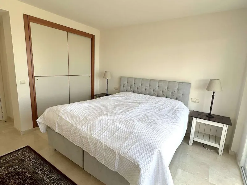 Discover your dream home in Marbella! This spectacular duplex penthouse in the Altos de la Quinta urbanization offers an unparalleled lifestyle. Spread over two floors, the ground floor features a welcoming entrance hall, a bright living room that opens o