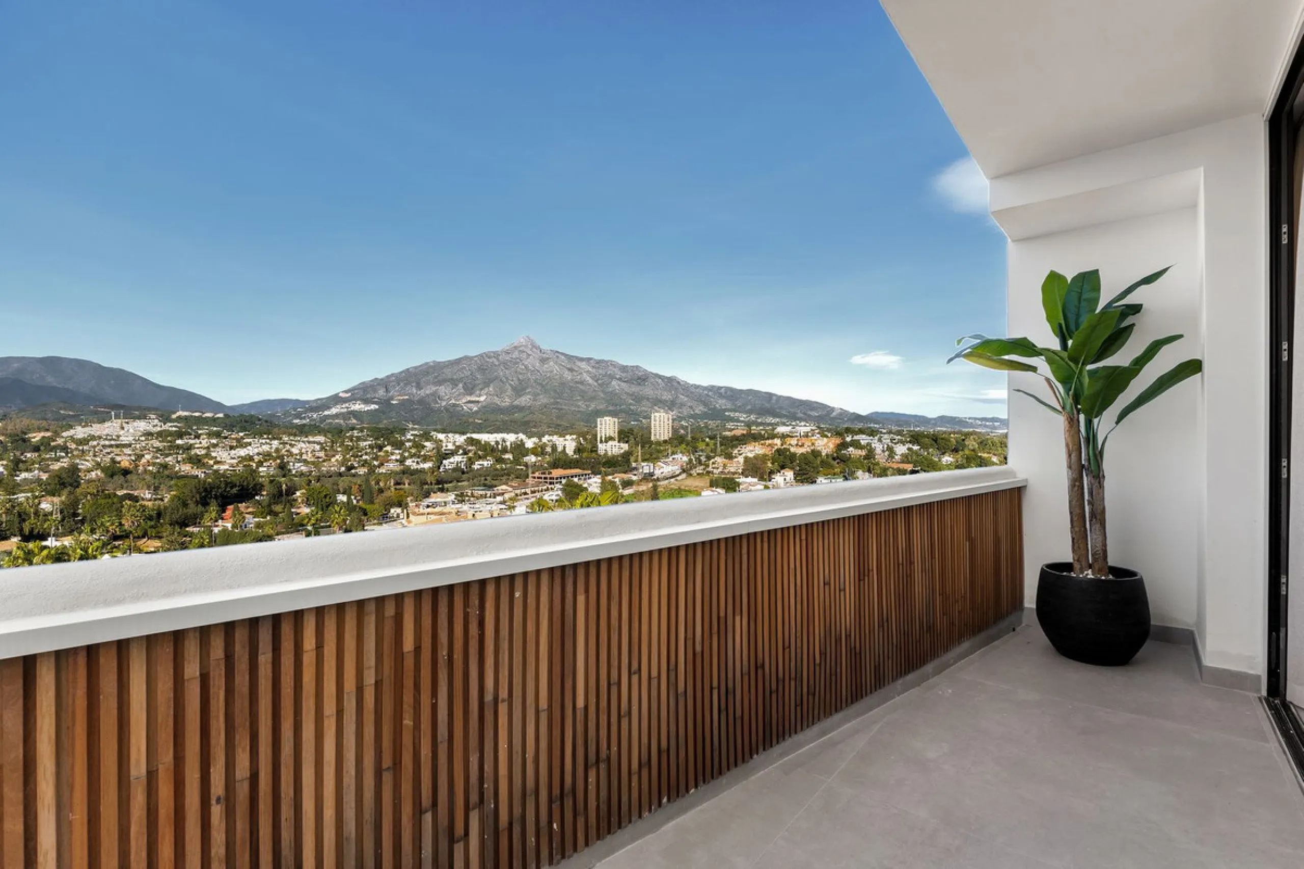 Stylish Renovated Apartment with Sea & Mountain Views