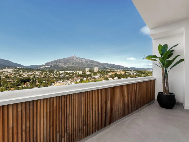 Stylish Renovated Apartment with Sea & Mountain Views