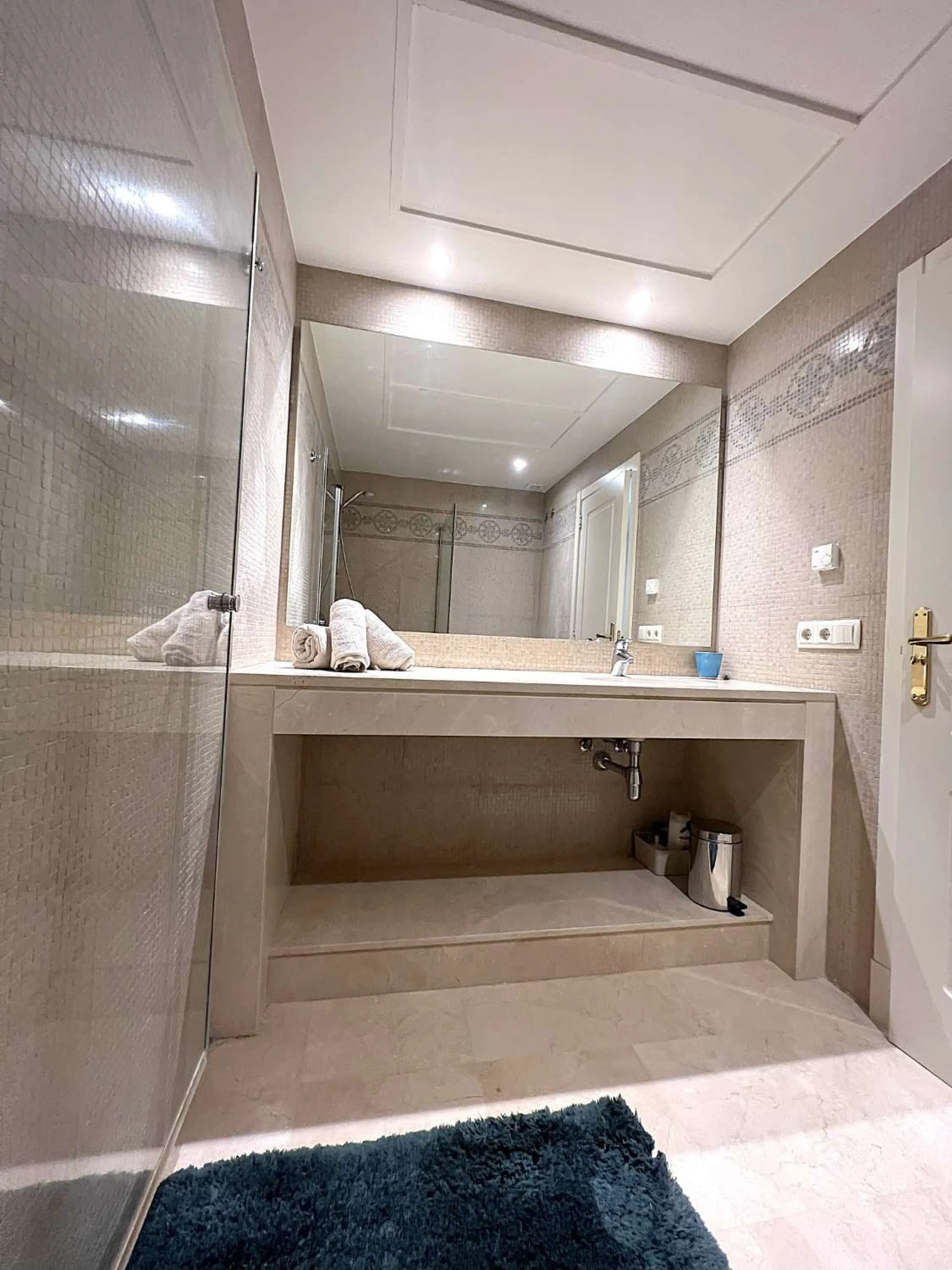 Discover your dream home in Marbella! This spectacular duplex penthouse in the Altos de la Quinta urbanization offers an unparalleled lifestyle. Spread over two floors, the ground floor features a welcoming entrance hall, a bright living room that opens o