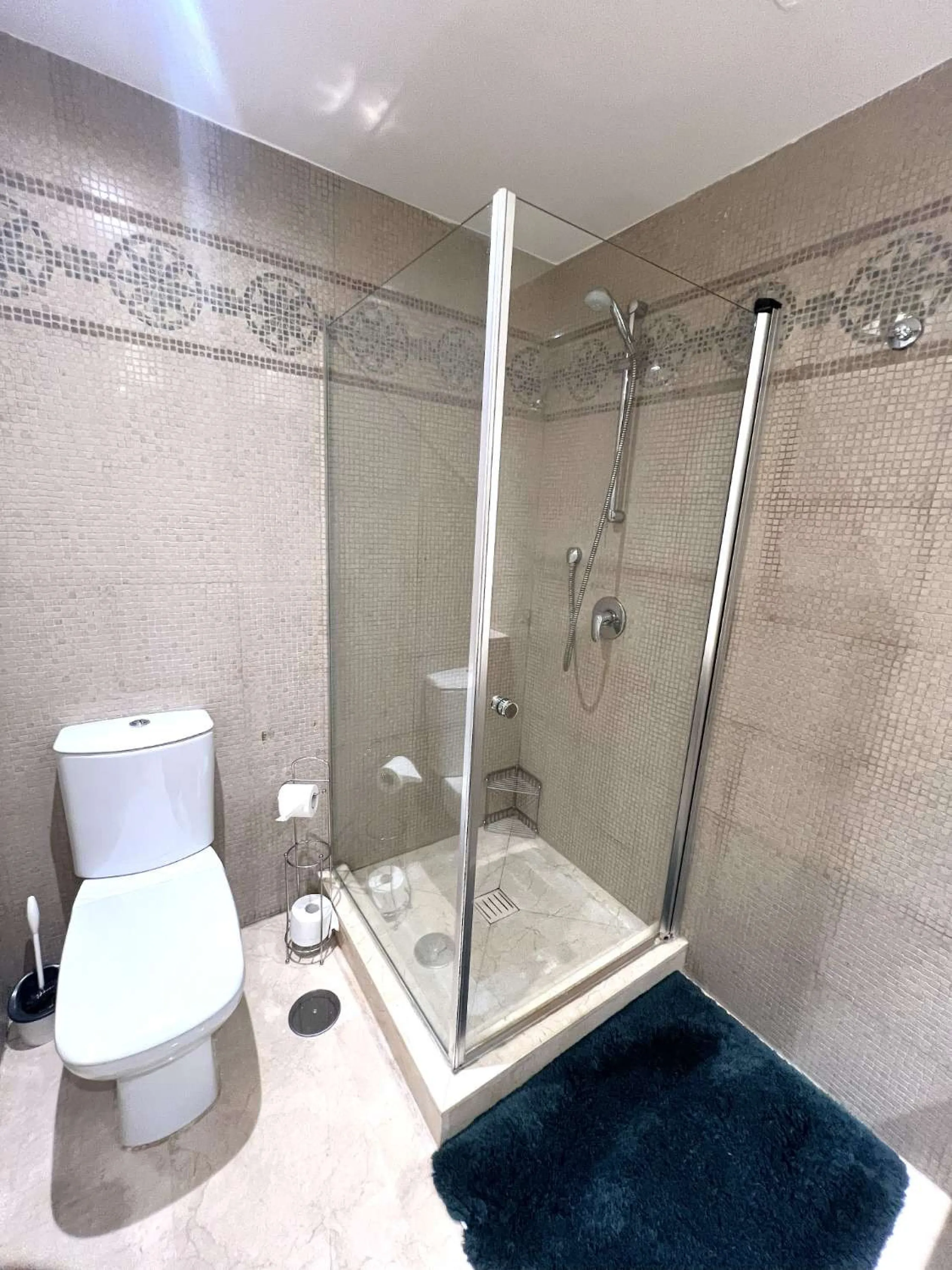 Discover your dream home in Marbella! This spectacular duplex penthouse in the Altos de la Quinta urbanization offers an unparalleled lifestyle. Spread over two floors, the ground floor features a welcoming entrance hall, a bright living room that opens o