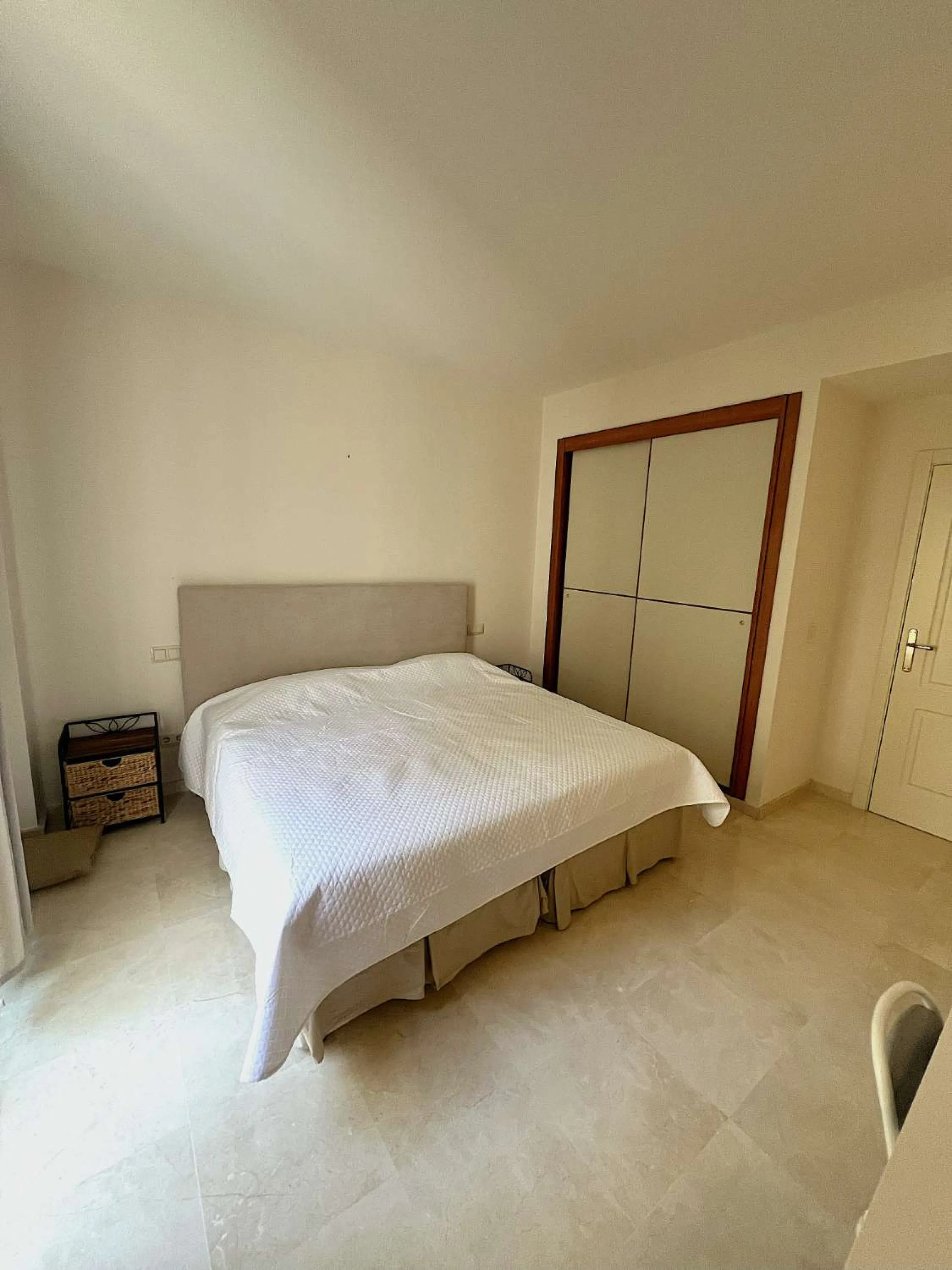 Discover your dream home in Marbella! This spectacular duplex penthouse in the Altos de la Quinta urbanization offers an unparalleled lifestyle. Spread over two floors, the ground floor features a welcoming entrance hall, a bright living room that opens o