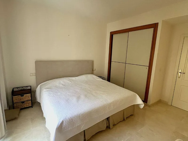 Discover your dream home in Marbella! This spectacular duplex penthouse in the Altos de la Quinta urbanization offers an unparalleled lifestyle. Spread over two floors, the ground floor features a welcoming entrance hall, a bright living room that opens o