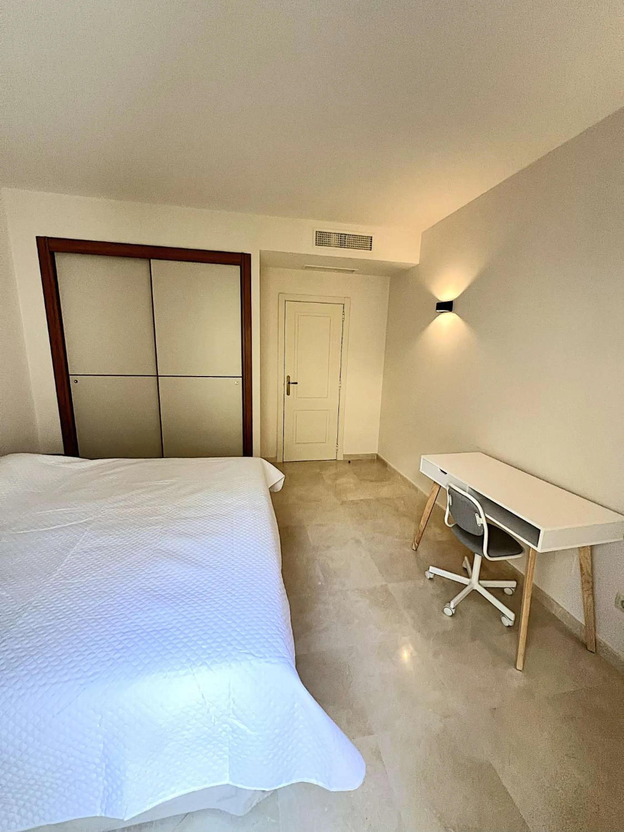 Discover your dream home in Marbella! This spectacular duplex penthouse in the Altos de la Quinta urbanization offers an unparalleled lifestyle. Spread over two floors, the ground floor features a welcoming entrance hall, a bright living room that opens o